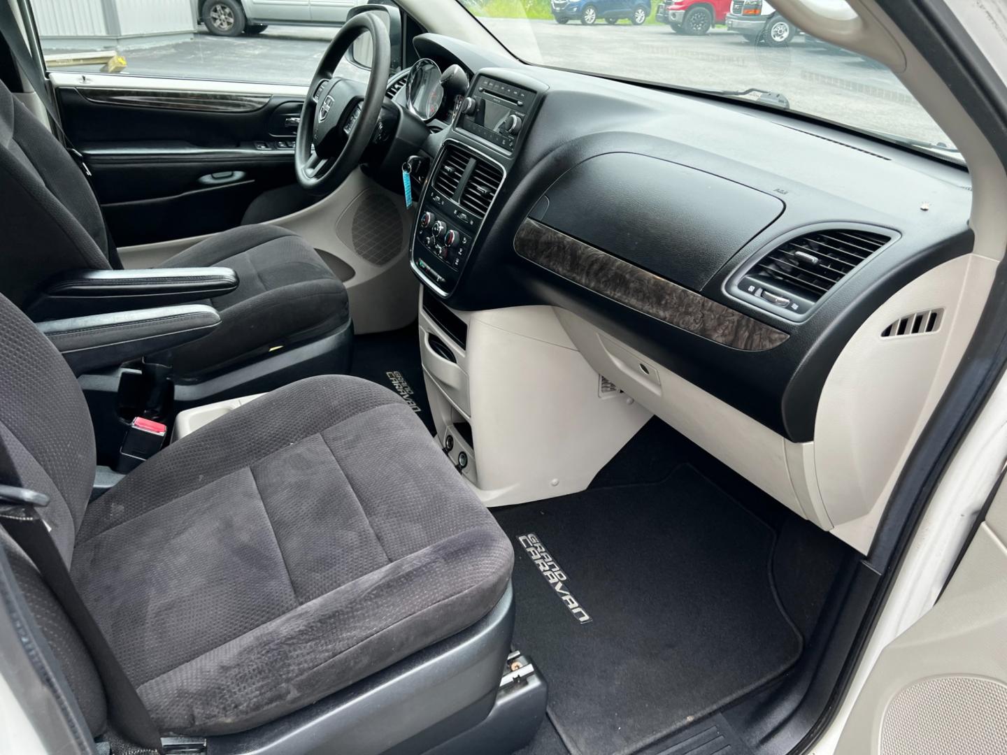 2011 White /Black Dodge Grand Caravan Mainstreet (2D4RN3DG9BR) with an 3.6L V6 DOHC 24V FFV engine, 6-Speed Automatic transmission, located at 547 E. Main St., Orwell, OH, 44076, (440) 437-5893, 41.535435, -80.847855 - Photo#38