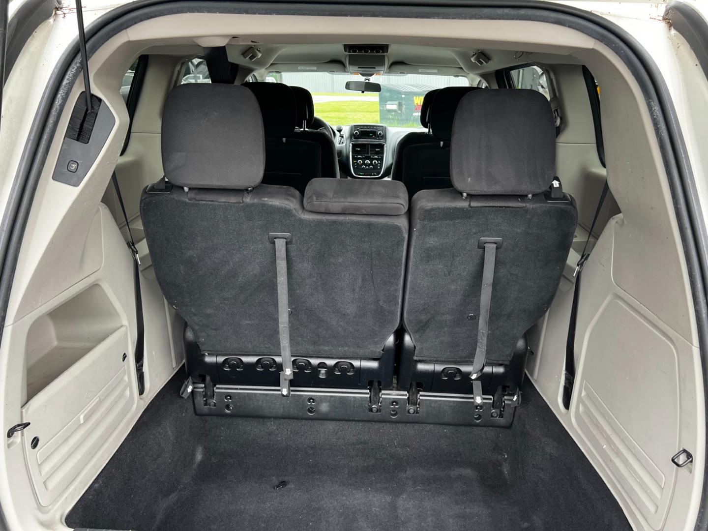 2011 White /Black Dodge Grand Caravan Mainstreet (2D4RN3DG9BR) with an 3.6L V6 DOHC 24V FFV engine, 6-Speed Automatic transmission, located at 547 E. Main St., Orwell, OH, 44076, (440) 437-5893, 41.535435, -80.847855 - Photo#33