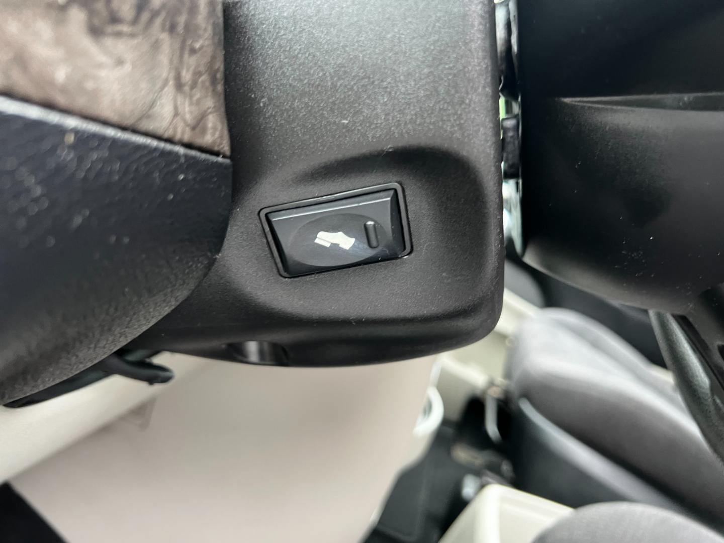 2011 White /Black Dodge Grand Caravan Mainstreet (2D4RN3DG9BR) with an 3.6L V6 DOHC 24V FFV engine, 6-Speed Automatic transmission, located at 547 E. Main St., Orwell, OH, 44076, (440) 437-5893, 41.535435, -80.847855 - Photo#21