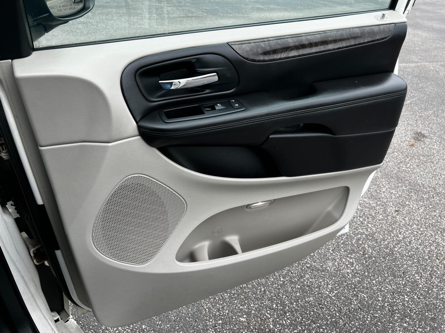 2011 White /Black Dodge Grand Caravan Mainstreet (2D4RN3DG9BR) with an 3.6L V6 DOHC 24V FFV engine, 6-Speed Automatic transmission, located at 547 E. Main St., Orwell, OH, 44076, (440) 437-5893, 41.535435, -80.847855 - Photo#41