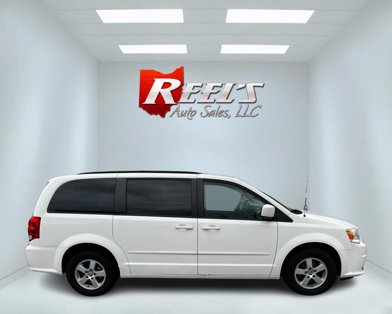 2011 White /Black Dodge Grand Caravan Mainstreet (2D4RN3DG9BR) with an 3.6L V6 DOHC 24V FFV engine, 6-Speed Automatic transmission, located at 547 E. Main St., Orwell, OH, 44076, (440) 437-5893, 41.535435, -80.847855 - Photo#4