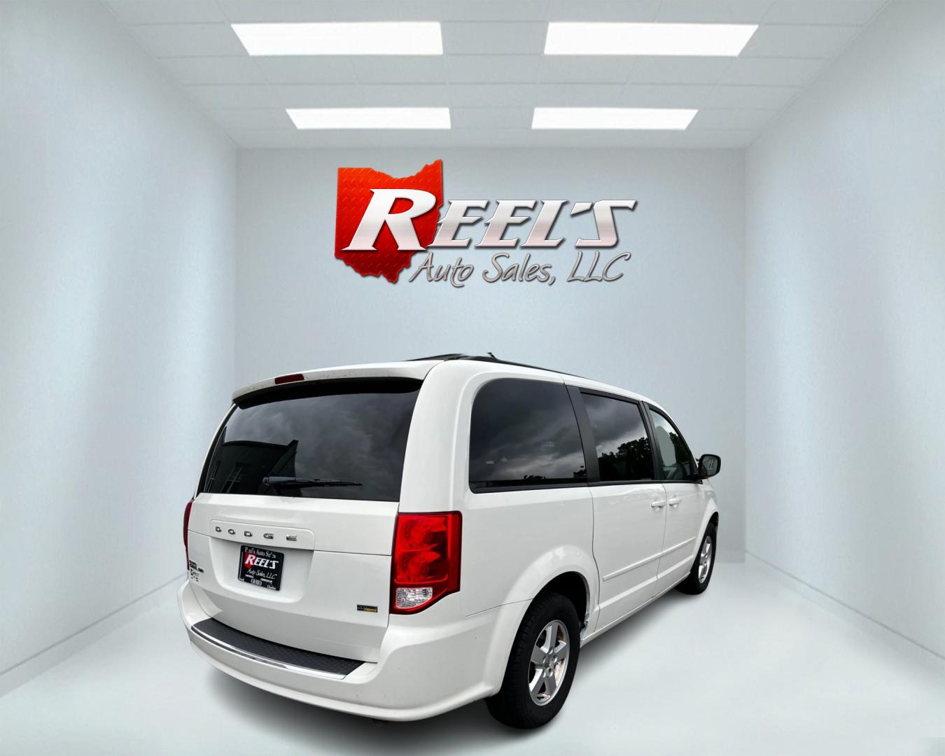 2011 White /Black Dodge Grand Caravan Mainstreet (2D4RN3DG9BR) with an 3.6L V6 DOHC 24V FFV engine, 6-Speed Automatic transmission, located at 547 E. Main St., Orwell, OH, 44076, (440) 437-5893, 41.535435, -80.847855 - Photo#5