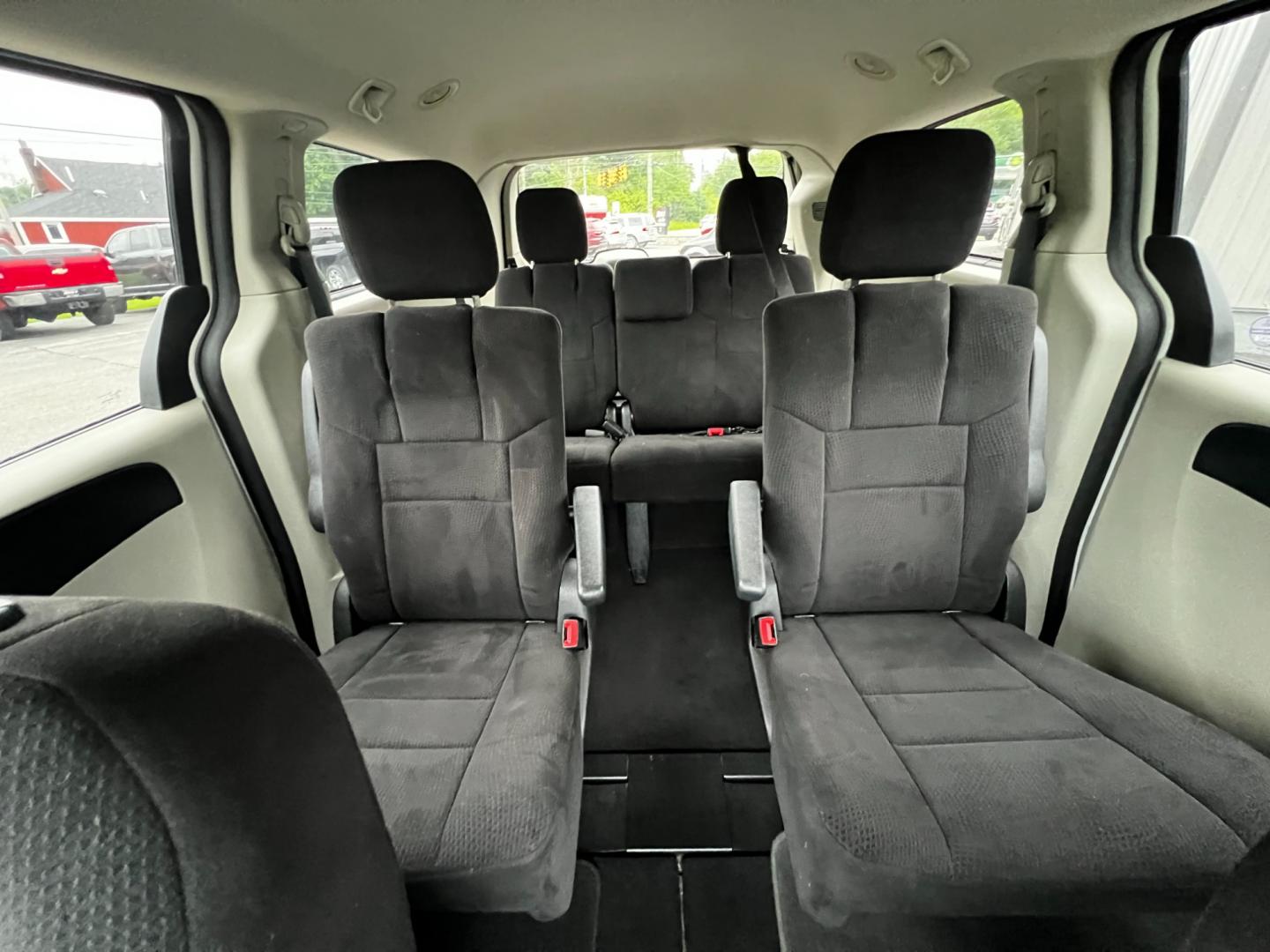 2011 White /Black Dodge Grand Caravan Mainstreet (2D4RN3DG9BR) with an 3.6L V6 DOHC 24V FFV engine, 6-Speed Automatic transmission, located at 547 E. Main St., Orwell, OH, 44076, (440) 437-5893, 41.535435, -80.847855 - Photo#27