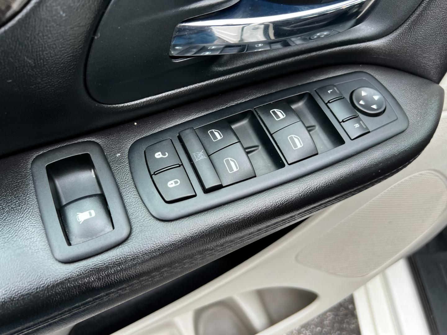 2011 White /Black Dodge Grand Caravan Mainstreet (2D4RN3DG9BR) with an 3.6L V6 DOHC 24V FFV engine, 6-Speed Automatic transmission, located at 547 E. Main St., Orwell, OH, 44076, (440) 437-5893, 41.535435, -80.847855 - Photo#18