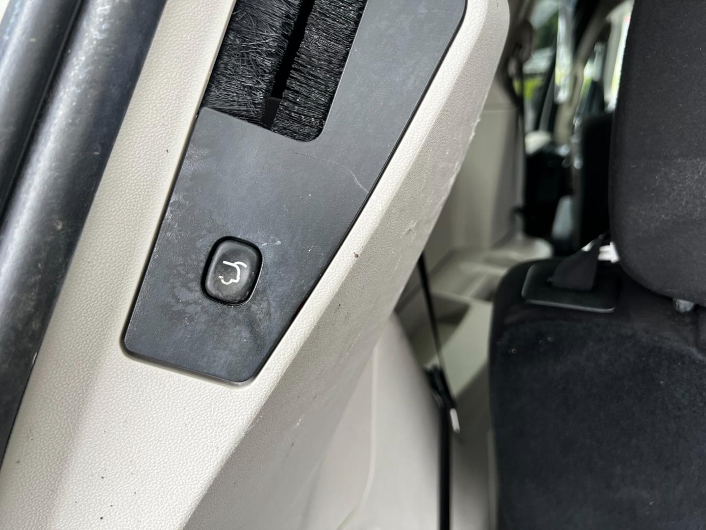2011 White /Black Dodge Grand Caravan Mainstreet (2D4RN3DG9BR) with an 3.6L V6 DOHC 24V FFV engine, 6-Speed Automatic transmission, located at 547 E. Main St., Orwell, OH, 44076, (440) 437-5893, 41.535435, -80.847855 - Photo#34