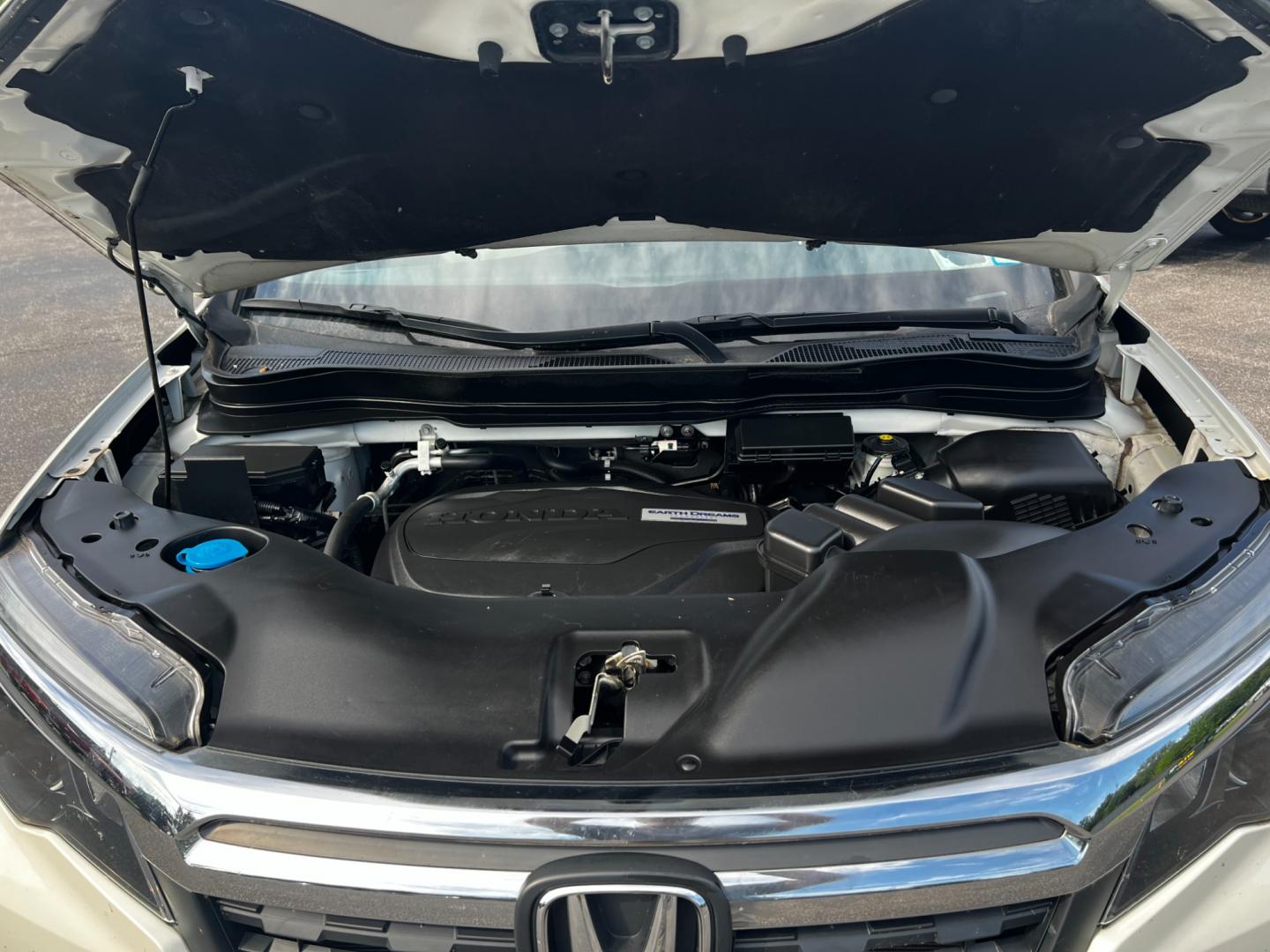 2017 White /Tan Honda Ridgeline RTL-T AWD (5FPYK3F61HB) with an 3.5L V6 SOHC 24V engine, 6-Speed Automatic transmission, located at 11115 Chardon Rd. , Chardon, OH, 44024, (440) 214-9705, 41.580246, -81.241943 - Photo#18