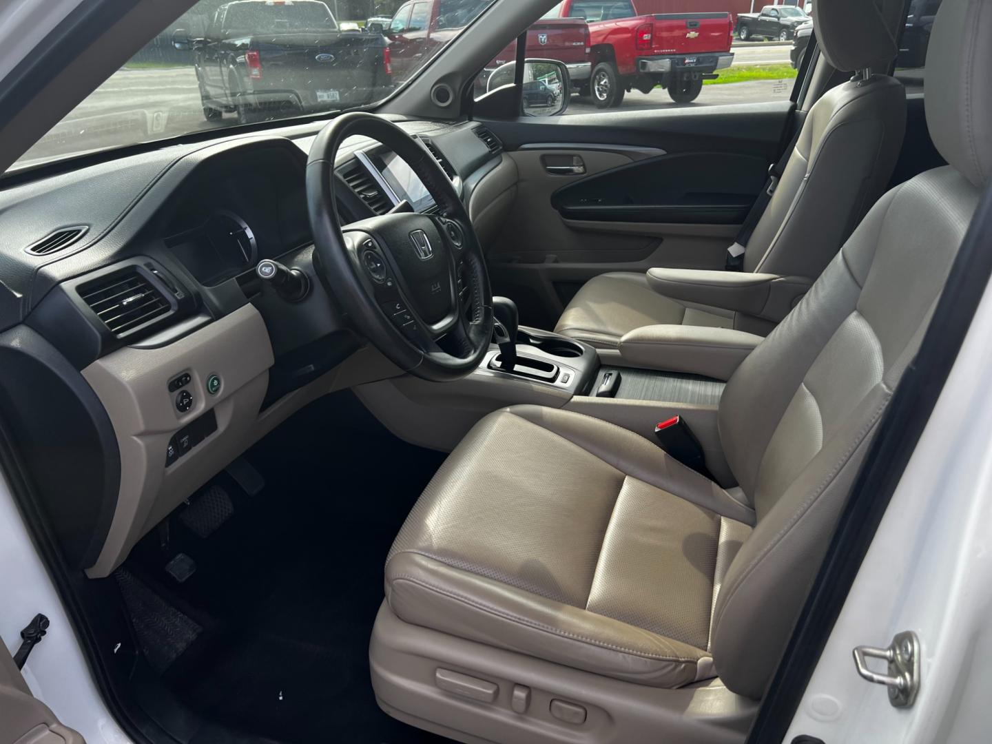 2017 White /Tan Honda Ridgeline RTL-T AWD (5FPYK3F61HB) with an 3.5L V6 SOHC 24V engine, 6-Speed Automatic transmission, located at 11115 Chardon Rd. , Chardon, OH, 44024, (440) 214-9705, 41.580246, -81.241943 - Photo#21