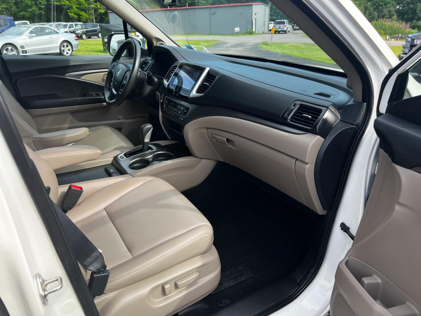 2017 White /Tan Honda Ridgeline RTL-T AWD (5FPYK3F61HB) with an 3.5L V6 SOHC 24V engine, 6-Speed Automatic transmission, located at 11115 Chardon Rd. , Chardon, OH, 44024, (440) 214-9705, 41.580246, -81.241943 - Photo#48