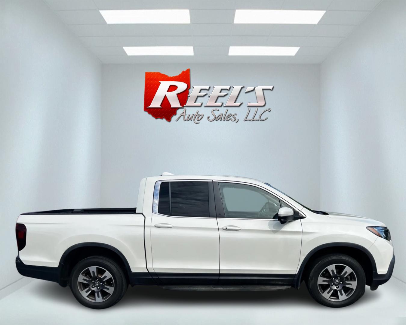 2017 White /Tan Honda Ridgeline RTL-T AWD (5FPYK3F61HB) with an 3.5L V6 SOHC 24V engine, 6-Speed Automatic transmission, located at 11115 Chardon Rd. , Chardon, OH, 44024, (440) 214-9705, 41.580246, -81.241943 - Photo#4