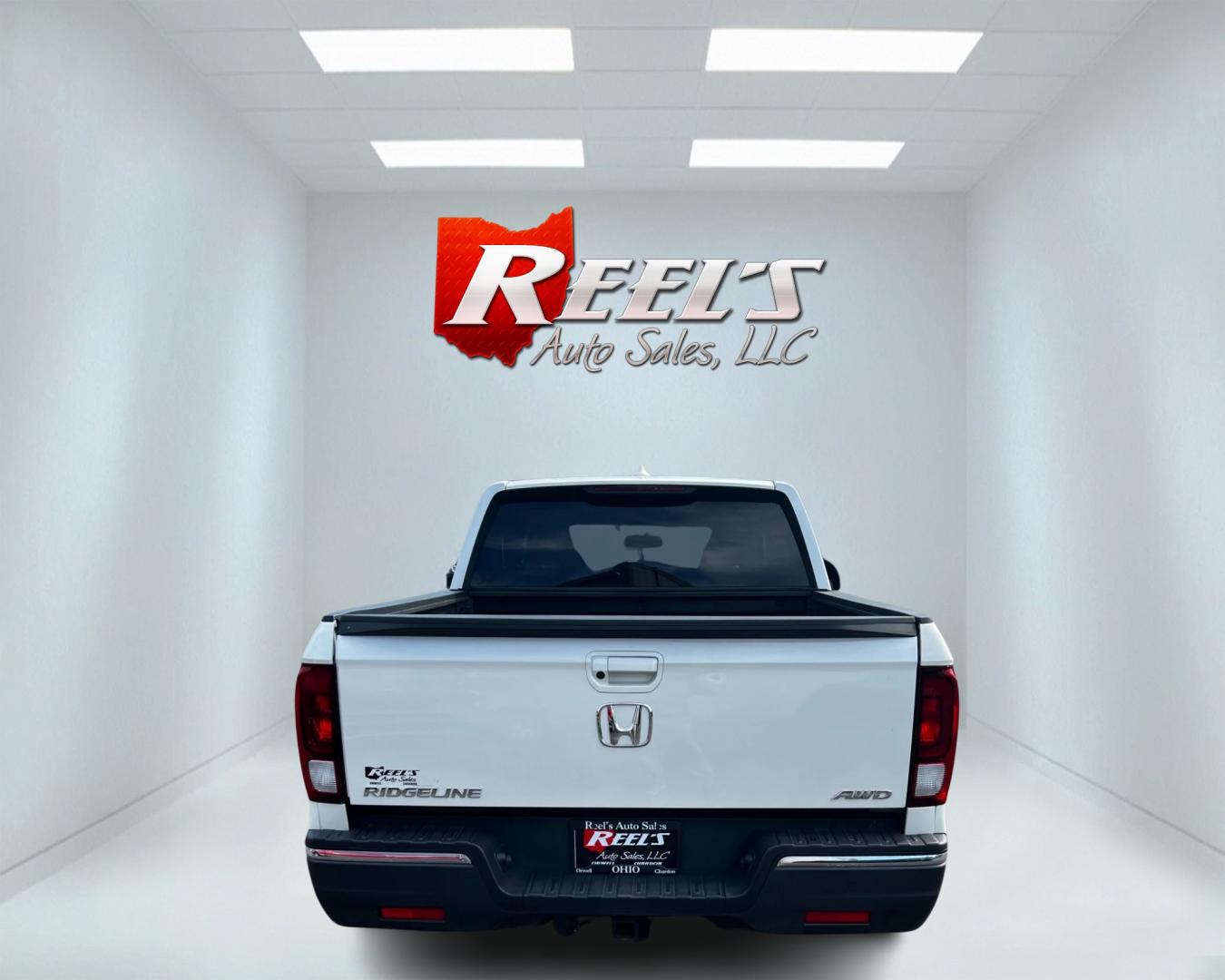 2017 White /Tan Honda Ridgeline RTL-T AWD (5FPYK3F61HB) with an 3.5L V6 SOHC 24V engine, 6-Speed Automatic transmission, located at 11115 Chardon Rd. , Chardon, OH, 44024, (440) 214-9705, 41.580246, -81.241943 - Photo#6