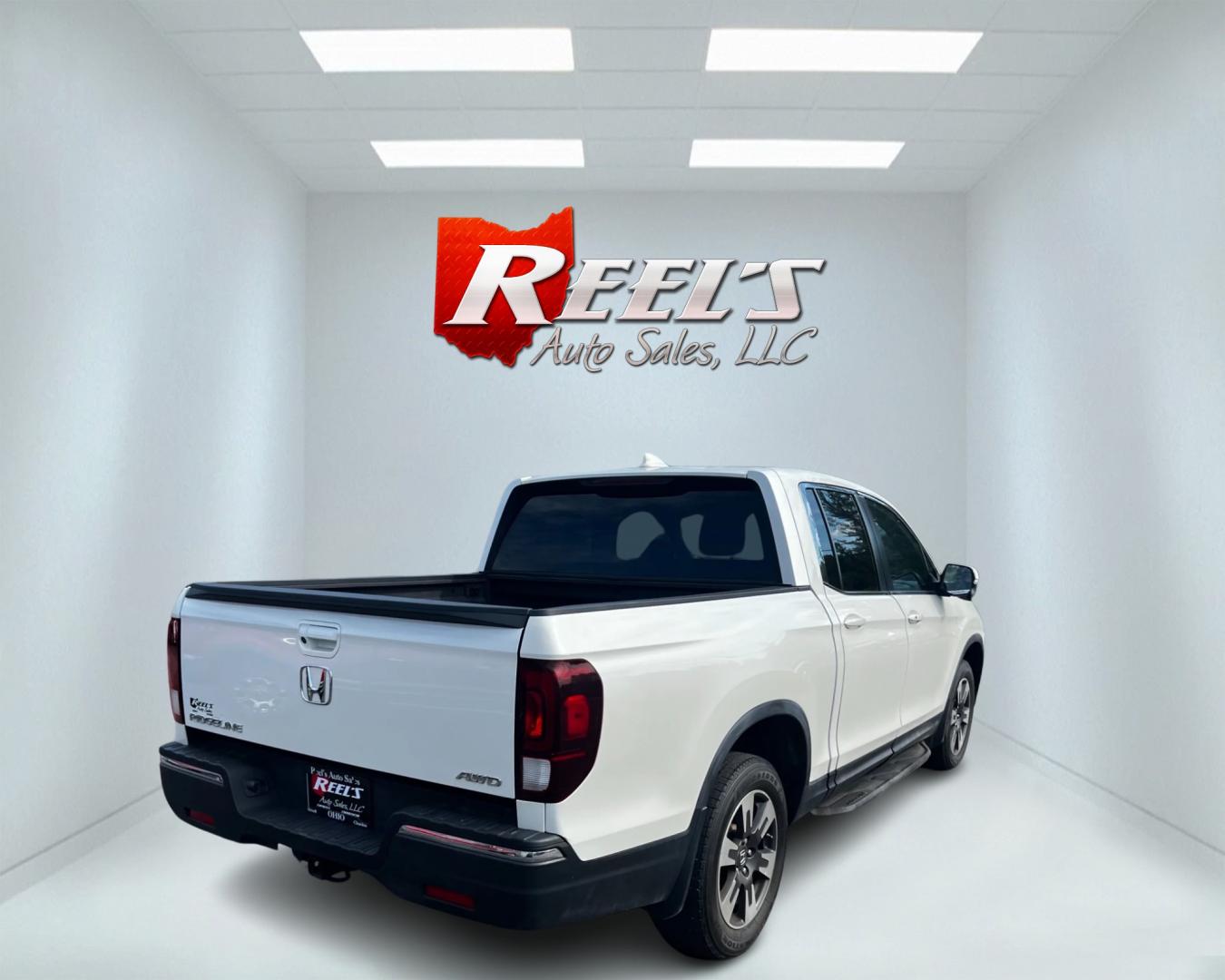 2017 White /Tan Honda Ridgeline RTL-T AWD (5FPYK3F61HB) with an 3.5L V6 SOHC 24V engine, 6-Speed Automatic transmission, located at 11115 Chardon Rd. , Chardon, OH, 44024, (440) 214-9705, 41.580246, -81.241943 - Photo#5