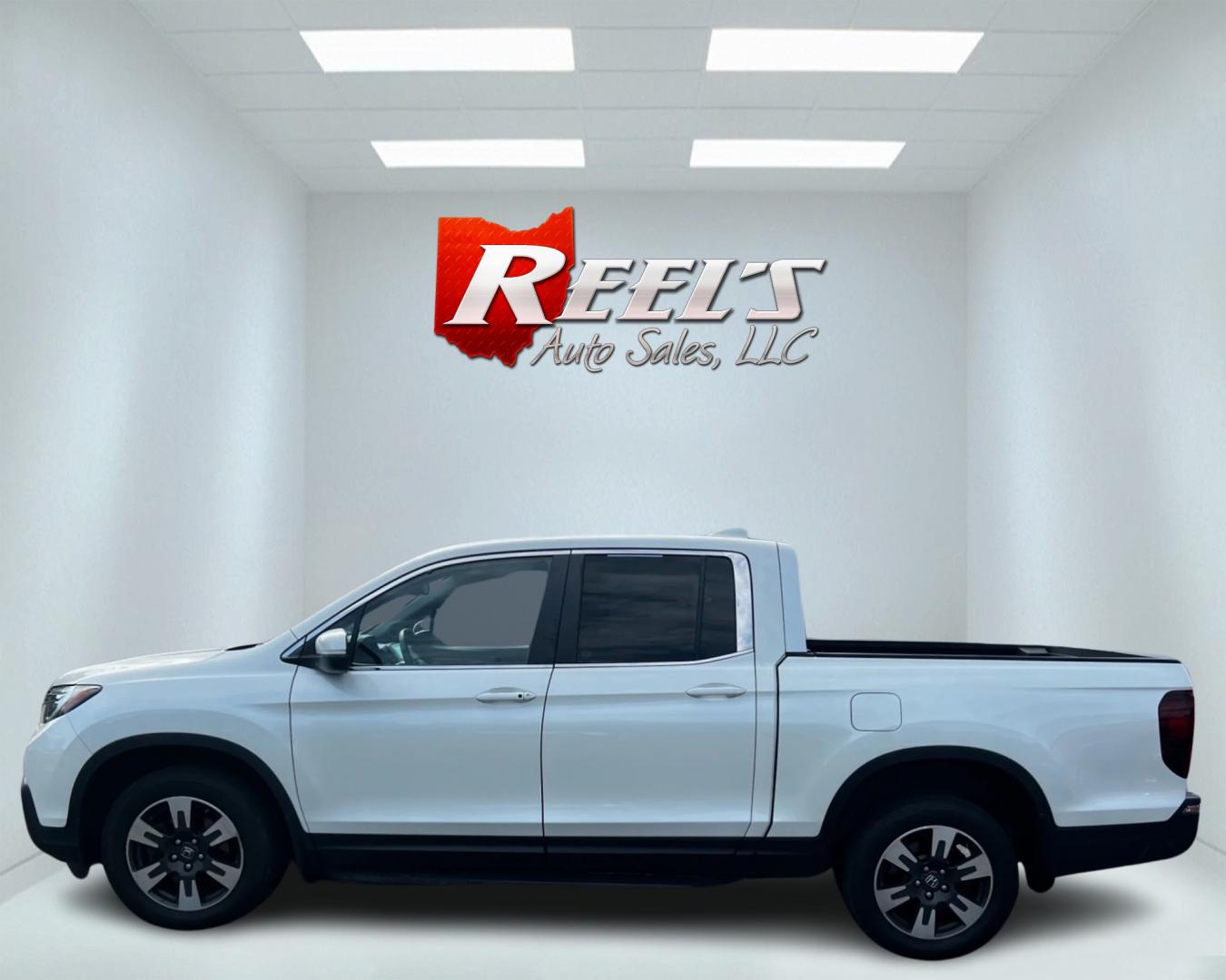 2017 White /Tan Honda Ridgeline RTL-T AWD (5FPYK3F61HB) with an 3.5L V6 SOHC 24V engine, 6-Speed Automatic transmission, located at 11115 Chardon Rd. , Chardon, OH, 44024, (440) 214-9705, 41.580246, -81.241943 - Photo#9