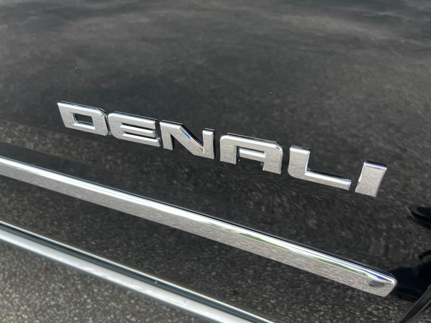 2018 Black /Black GMC Yukon XL Denali 4WD (1GKS2HKJ0JR) with an 6.2L V8 OHV 16V engine, 10 Speed Auto transmission, located at 547 E. Main St., Orwell, OH, 44076, (440) 437-5893, 41.535435, -80.847855 - This 2018 GMC Yukon XL Denali 4WD, powered by a robust 6.2 V8 engine with a 10-speed automatic transmission delivering 420 HP, is a powerful and luxurious full-size SUV. With a 7,900-pound towing capacity, it is well-suited for heavy-duty tasks. The HID headlights, LED daytime running lights, and ra - Photo#10