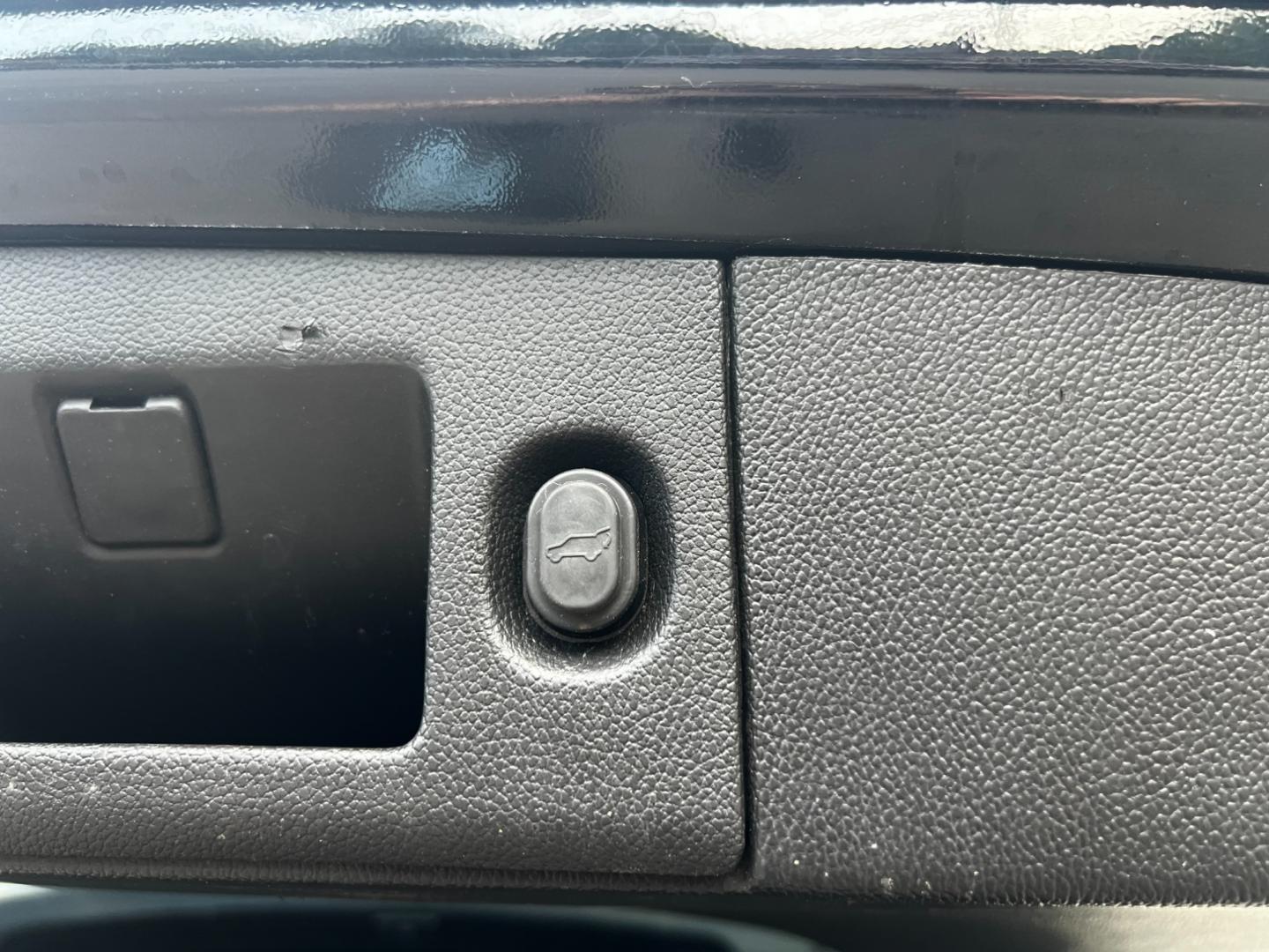 2018 Black /Black GMC Yukon XL Denali 4WD (1GKS2HKJ0JR) with an 6.2L V8 OHV 16V engine, 10 Speed Auto transmission, located at 547 E. Main St., Orwell, OH, 44076, (440) 437-5893, 41.535435, -80.847855 - This 2018 GMC Yukon XL Denali 4WD, powered by a robust 6.2 V8 engine with a 10-speed automatic transmission delivering 420 HP, is a powerful and luxurious full-size SUV. With a 7,900-pound towing capacity, it is well-suited for heavy-duty tasks. The HID headlights, LED daytime running lights, and ra - Photo#46