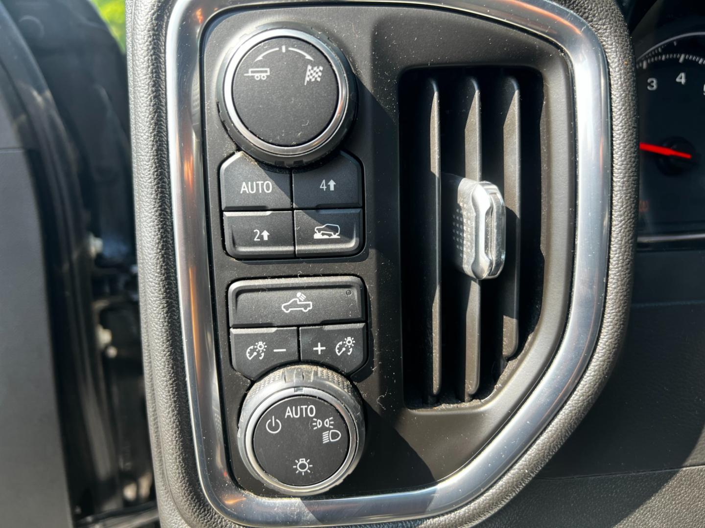 2019 Black /Black Chevrolet Silverado 1500 LT Crew Cab 4WD (1GCUYDEDXKZ) with an 5.3L V8 OHV 16V engine, 8-Speed Automatic transmission, located at 11115 Chardon Rd. , Chardon, OH, 44024, (440) 214-9705, 41.580246, -81.241943 - Photo#22