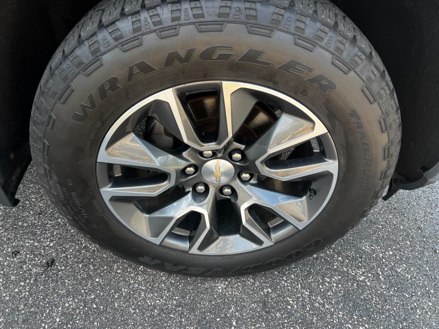 2019 Black /Black Chevrolet Silverado 1500 LT Crew Cab 4WD (1GCUYDEDXKZ) with an 5.3L V8 OHV 16V engine, 8-Speed Automatic transmission, located at 11115 Chardon Rd. , Chardon, OH, 44024, (440) 214-9705, 41.580246, -81.241943 - Photo#9