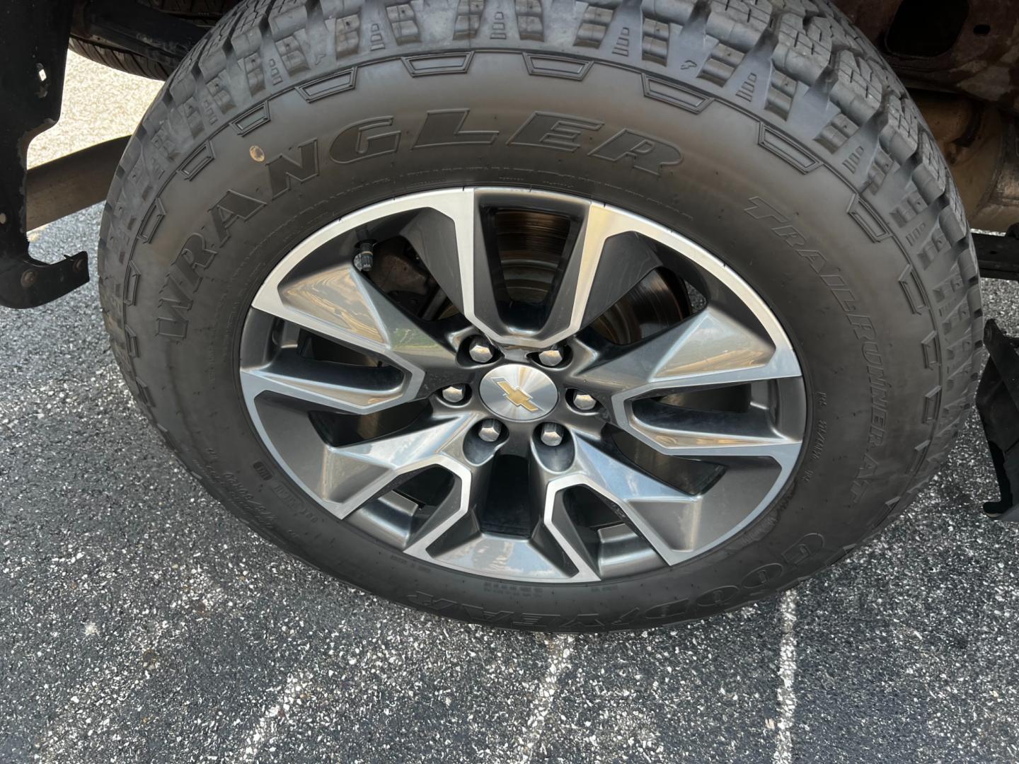 2019 Black /Black Chevrolet Silverado 1500 LT Crew Cab 4WD (1GCUYDEDXKZ) with an 5.3L V8 OHV 16V engine, 8-Speed Automatic transmission, located at 11115 Chardon Rd. , Chardon, OH, 44024, (440) 214-9705, 41.580246, -81.241943 - Photo#12