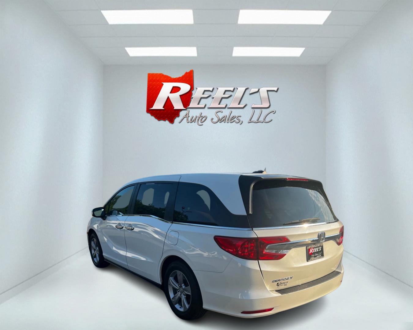 2018 White /Gray Honda Odyssey EXL (5FNRL6H73JB) with an 3.5L V6 SOHC 24V engine, 9-Speed Automatic transmission, located at 547 E. Main St., Orwell, OH, 44076, (440) 437-5893, 41.535435, -80.847855 - This 2018 Honda Odyssey EX-L is a feature-rich minivan powered by a 3.5L Earth Dreams V6 engine and a 9-speed automatic transmission, offering a smooth and efficient drive with 28 MPG on the highway. It boasts a luxurious leather interior, advanced safety features like blind spot monitoring, rear cr - Photo#7