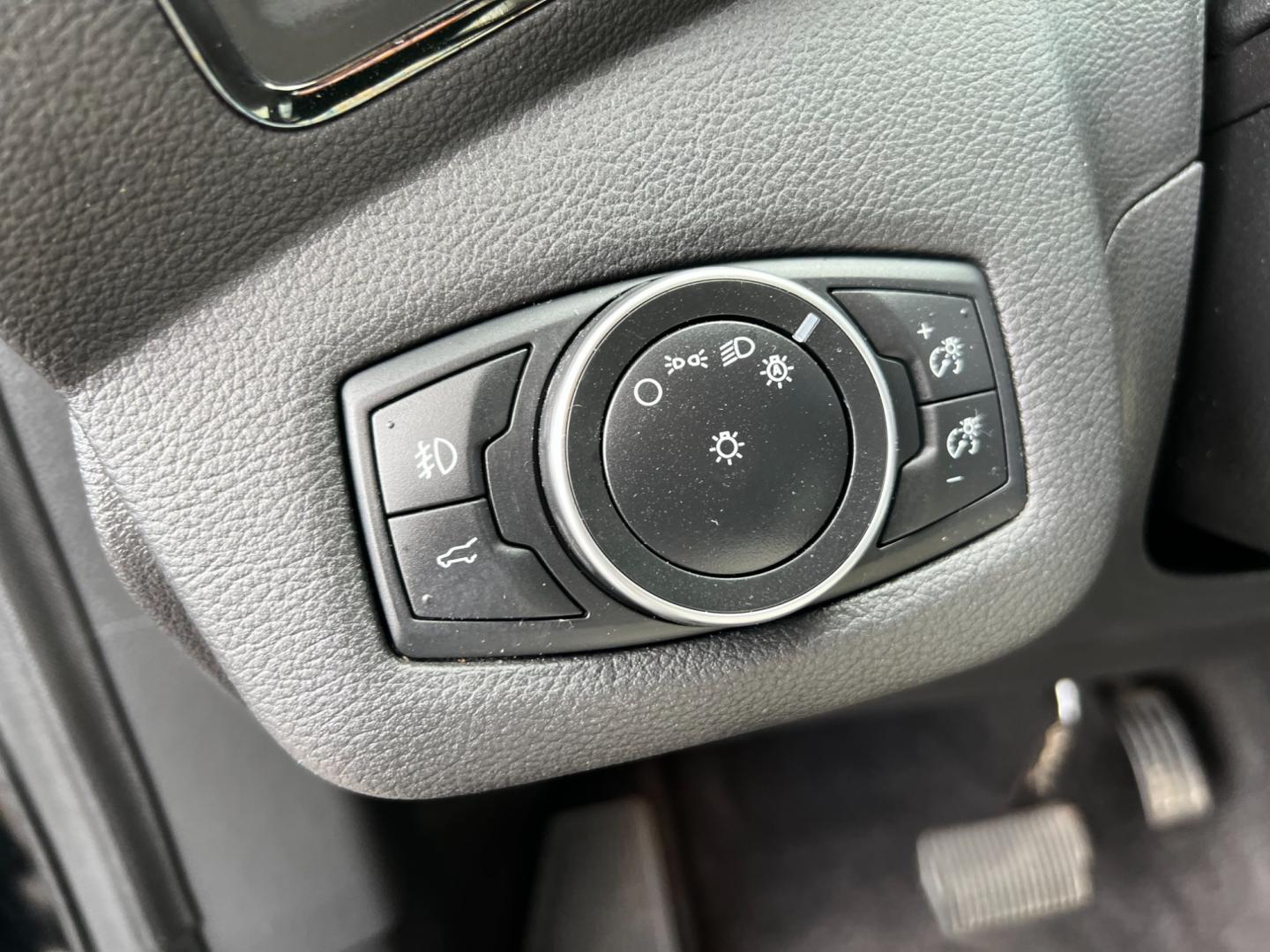 2018 Black /White Ford Escape SEL 4WD (1FMCU9HD1JU) with an 1.5L I4 DOHC 16V TURBO engine, 6A transmission, located at 547 E. Main St., Orwell, OH, 44076, (440) 437-5893, 41.535435, -80.847855 - Photo#22