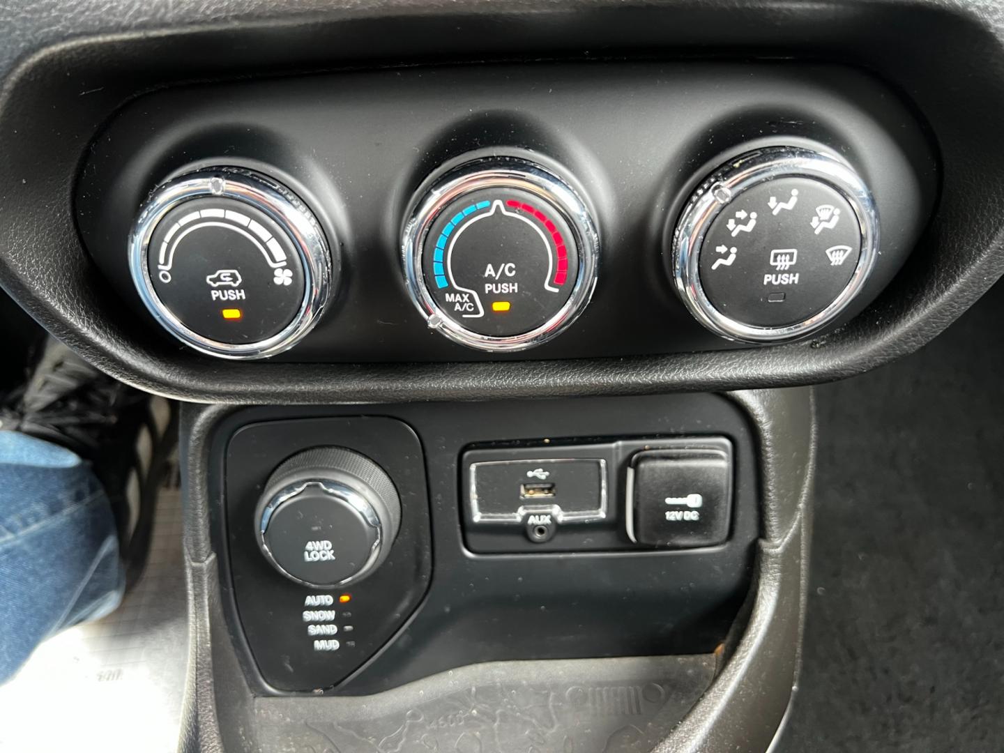 2017 Red /Black Jeep Renegade Latitude 4WD (ZACCJBBB8HP) with an 2.4L I4 DOHC 16V engine, 9-Speed Automatic transmission, located at 547 E. Main St., Orwell, OH, 44076, (440) 437-5893, 41.535435, -80.847855 - Photo#22