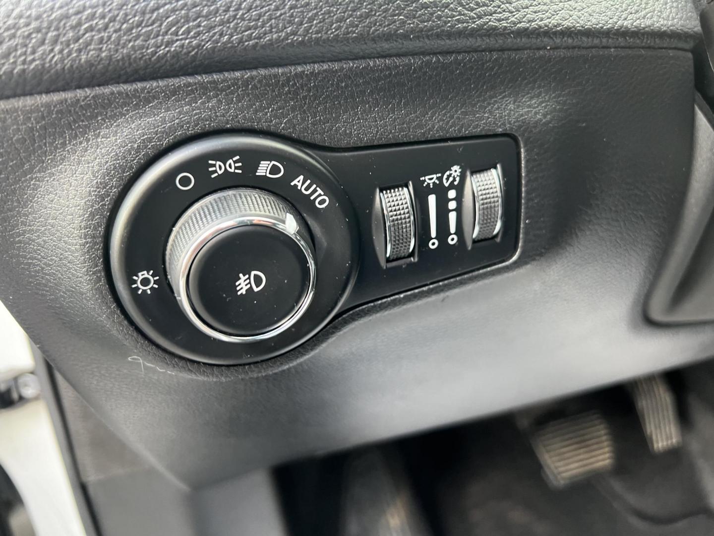 2018 White /Black Jeep Compass Limited 4WD (3C4NJDCB2JT) with an 2.4L I4 DOHC 16V engine, 9 Speed Automatic transmission, located at 547 E. Main St., Orwell, OH, 44076, (440) 437-5893, 41.535435, -80.847855 - Photo#23