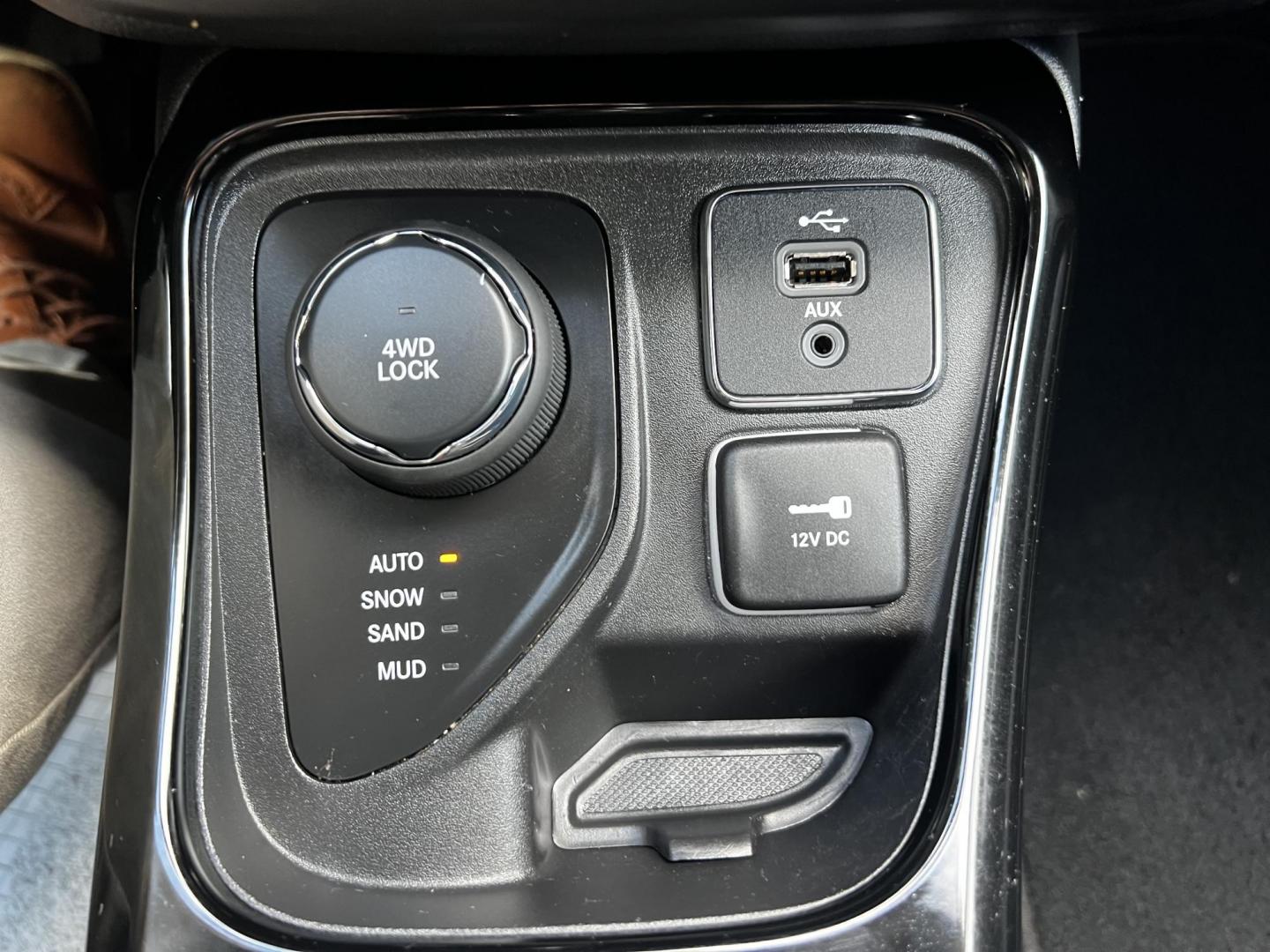2018 White /Black Jeep Compass Limited 4WD (3C4NJDCB2JT) with an 2.4L I4 DOHC 16V engine, 9 Speed Automatic transmission, located at 547 E. Main St., Orwell, OH, 44076, (440) 437-5893, 41.535435, -80.847855 - Photo#33
