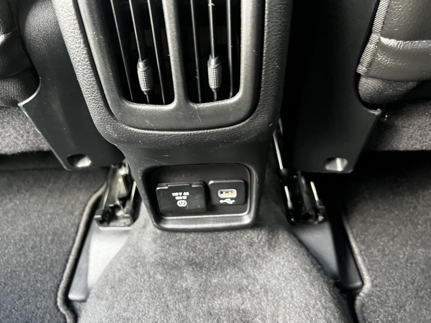 2018 White /Black Jeep Compass Limited 4WD (3C4NJDCB2JT) with an 2.4L I4 DOHC 16V engine, 9 Speed Automatic transmission, located at 547 E. Main St., Orwell, OH, 44076, (440) 437-5893, 41.535435, -80.847855 - Photo#38