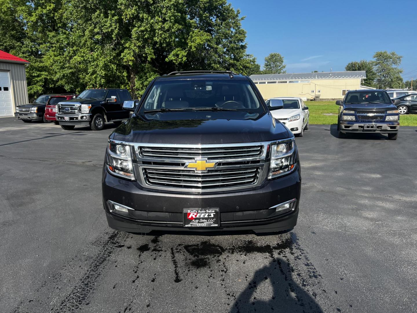 2017 Gray /Black Chevrolet Suburban Premier 4WD (1GNSKJKCXHR) with an 5.3L V8 OHV 16V engine, 6-Speed Automatic transmission, located at 547 E. Main St., Orwell, OH, 44076, (440) 437-5893, 41.535435, -80.847855 - Photo#2