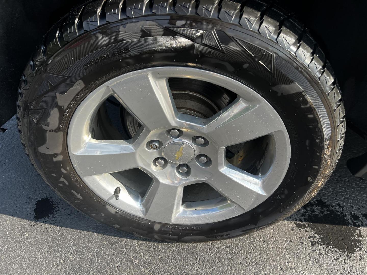 2017 Gray /Black Chevrolet Suburban Premier 4WD (1GNSKJKCXHR) with an 5.3L V8 OHV 16V engine, 6-Speed Automatic transmission, located at 547 E. Main St., Orwell, OH, 44076, (440) 437-5893, 41.535435, -80.847855 - Photo#5