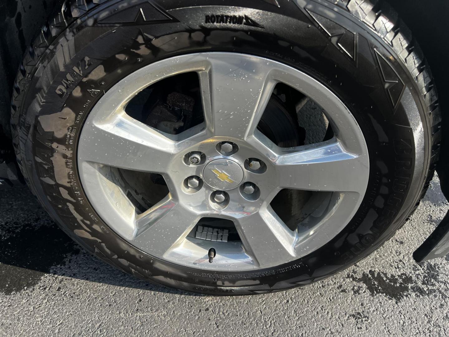 2017 Gray /Black Chevrolet Suburban Premier 4WD (1GNSKJKCXHR) with an 5.3L V8 OHV 16V engine, 6-Speed Automatic transmission, located at 547 E. Main St., Orwell, OH, 44076, (440) 437-5893, 41.535435, -80.847855 - Photo#7