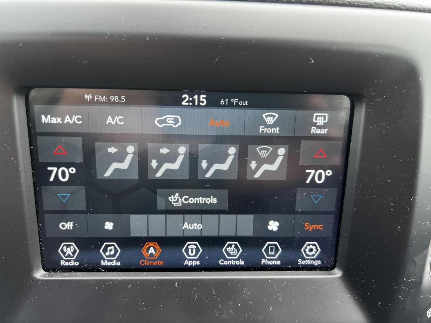 2021 Green /Black Jeep Compass Latitude 4WD (3C4NJDBB8MT) with an 2.4L I4 DOHC 16V engine, 9 Speed Automatic transmission, located at 547 E. Main St., Orwell, OH, 44076, (440) 437-5893, 41.535435, -80.847855 - Photo#11