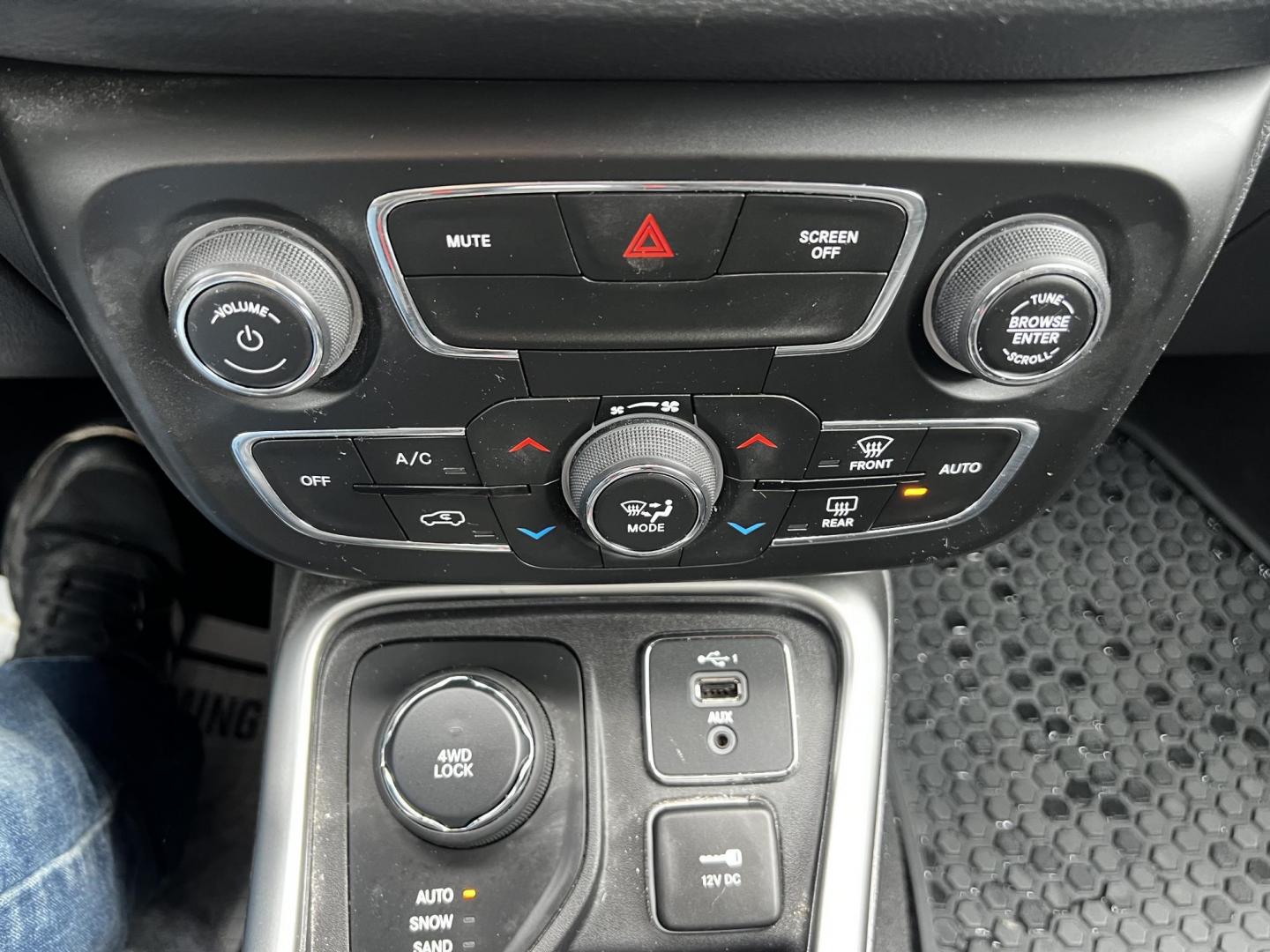 2021 Green /Black Jeep Compass Latitude 4WD (3C4NJDBB8MT) with an 2.4L I4 DOHC 16V engine, 9 Speed Automatic transmission, located at 547 E. Main St., Orwell, OH, 44076, (440) 437-5893, 41.535435, -80.847855 - Photo#13