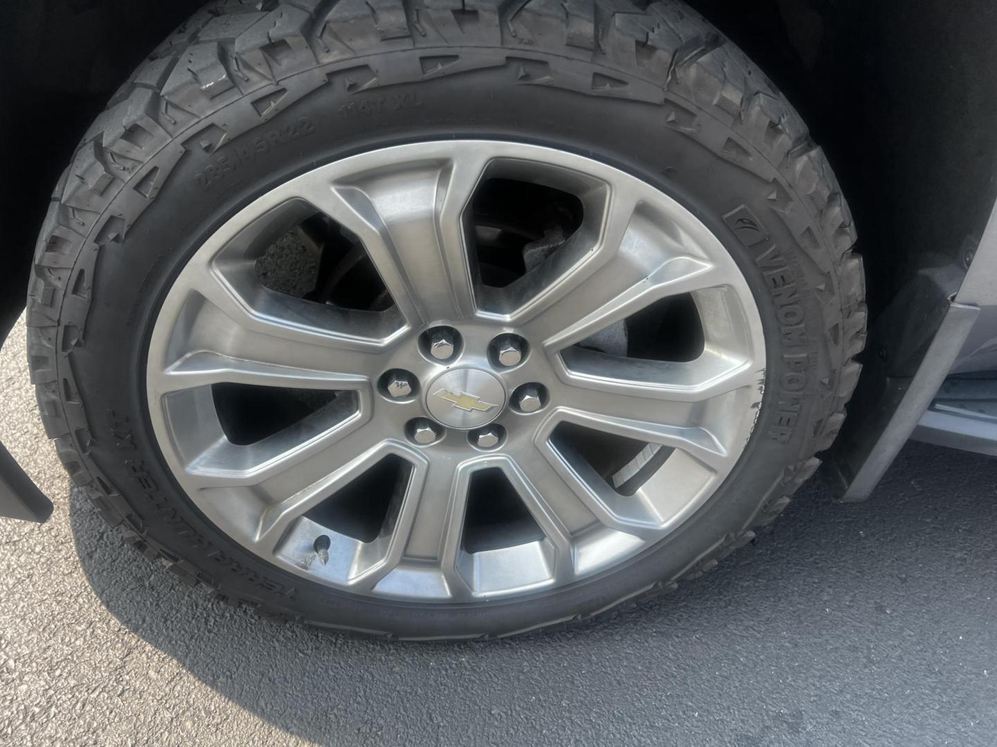 2018 Gray /Black Chevrolet Tahoe LS 4WD (1GNSKAKC2JR) with an 5.3L V8 OHV 16V engine, 6 Speed Automatic transmission, located at 547 E. Main St., Orwell, OH, 44076, (440) 437-5893, 41.535435, -80.847855 - This 2018 Chevrolet Tahoe LS 4WD is a robust and spacious full-size SUV that combines power and modern technology features. Equipped with a 5.3-liter Vortec V8 engine producing 355 horsepower and a 6-speed automatic transmission, it offers a towing capacity of 6,200 pounds, making it suitable for ha - Photo#13