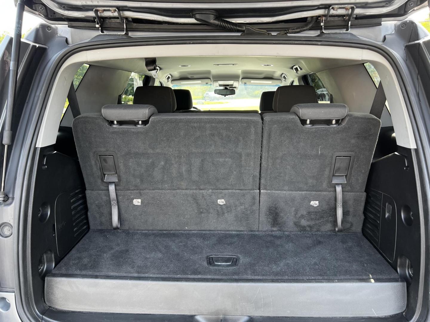 2018 Gray /Black Chevrolet Tahoe LS 4WD (1GNSKAKC2JR) with an 5.3L V8 OHV 16V engine, 6 Speed Automatic transmission, located at 547 E. Main St., Orwell, OH, 44076, (440) 437-5893, 41.535435, -80.847855 - This 2018 Chevrolet Tahoe LS 4WD is a robust and spacious full-size SUV that combines power and modern technology features. Equipped with a 5.3-liter Vortec V8 engine producing 355 horsepower and a 6-speed automatic transmission, it offers a towing capacity of 6,200 pounds, making it suitable for ha - Photo#35