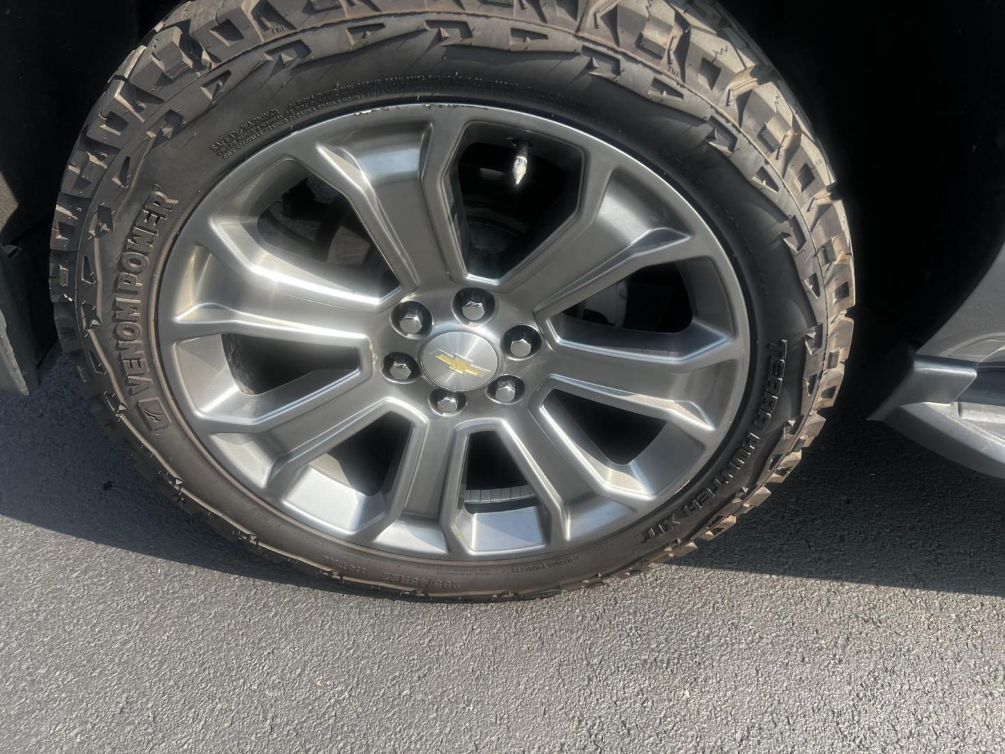 2018 Gray /Black Chevrolet Tahoe LS 4WD (1GNSKAKC2JR) with an 5.3L V8 OHV 16V engine, 6 Speed Automatic transmission, located at 547 E. Main St., Orwell, OH, 44076, (440) 437-5893, 41.535435, -80.847855 - This 2018 Chevrolet Tahoe LS 4WD is a robust and spacious full-size SUV that combines power and modern technology features. Equipped with a 5.3-liter Vortec V8 engine producing 355 horsepower and a 6-speed automatic transmission, it offers a towing capacity of 6,200 pounds, making it suitable for ha - Photo#11