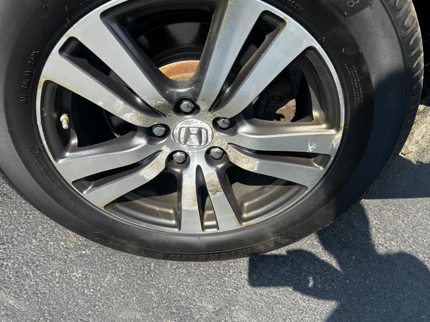 2016 Silver /Gray Honda Pilot EXL 4WD (5FNYF6H55GB) with an 3.5L V6 SOHC 24V engine, 6-Speed Automatic transmission, located at 547 E. Main St., Orwell, OH, 44076, (440) 437-5893, 41.535435, -80.847855 - This One Owner 2016 Honda Pilot EXL AWD is a well-equipped SUV designed for both comfort and versatility. It features a 3.5L EarthDreams V6 engine with a 6-speed automatic transmission, providing smooth power delivery and reliable AWD performance. The interior is luxurious with leather seating and p - Photo#11