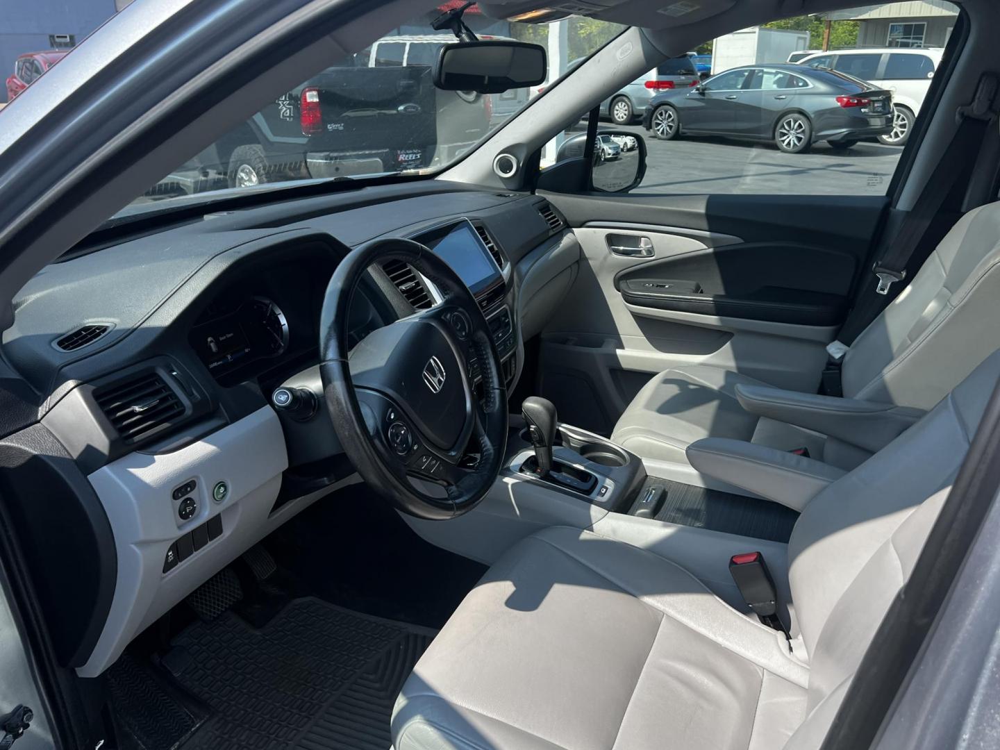 2016 Silver /Gray Honda Pilot EXL 4WD (5FNYF6H55GB) with an 3.5L V6 SOHC 24V engine, 6-Speed Automatic transmission, located at 547 E. Main St., Orwell, OH, 44076, (440) 437-5893, 41.535435, -80.847855 - This One Owner 2016 Honda Pilot EXL AWD is a well-equipped SUV designed for both comfort and versatility. It features a 3.5L EarthDreams V6 engine with a 6-speed automatic transmission, providing smooth power delivery and reliable AWD performance. The interior is luxurious with leather seating and p - Photo#12
