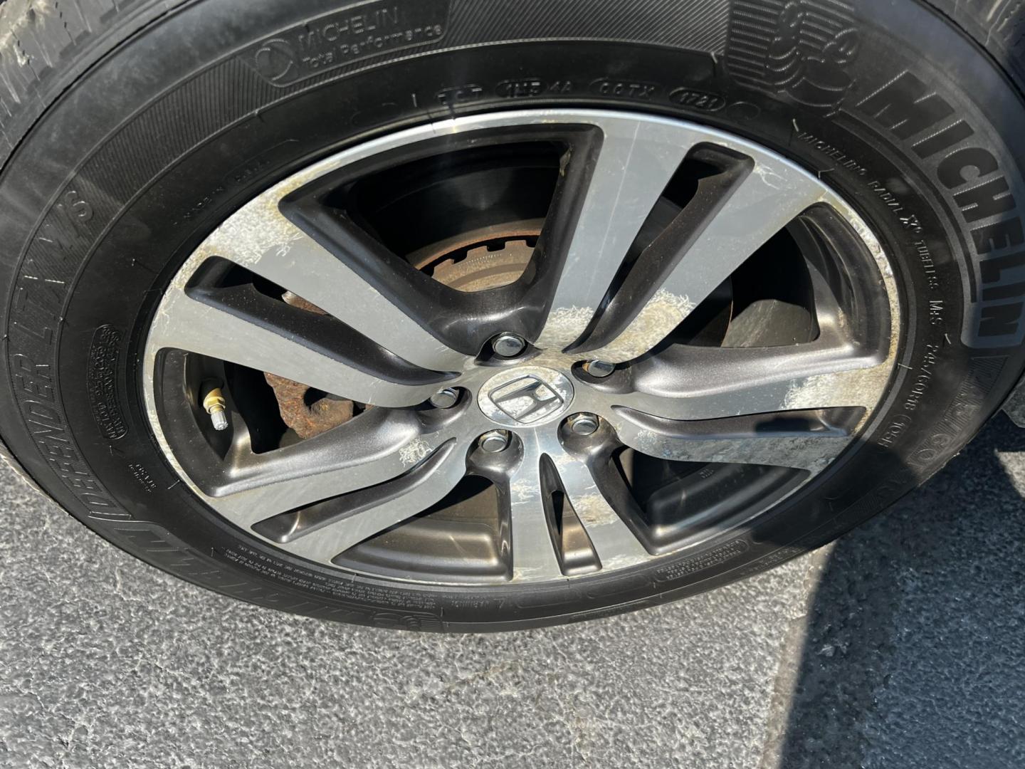 2016 Silver /Gray Honda Pilot EXL 4WD (5FNYF6H55GB) with an 3.5L V6 SOHC 24V engine, 6-Speed Automatic transmission, located at 547 E. Main St., Orwell, OH, 44076, (440) 437-5893, 41.535435, -80.847855 - This One Owner 2016 Honda Pilot EXL AWD is a well-equipped SUV designed for both comfort and versatility. It features a 3.5L EarthDreams V6 engine with a 6-speed automatic transmission, providing smooth power delivery and reliable AWD performance. The interior is luxurious with leather seating and p - Photo#13