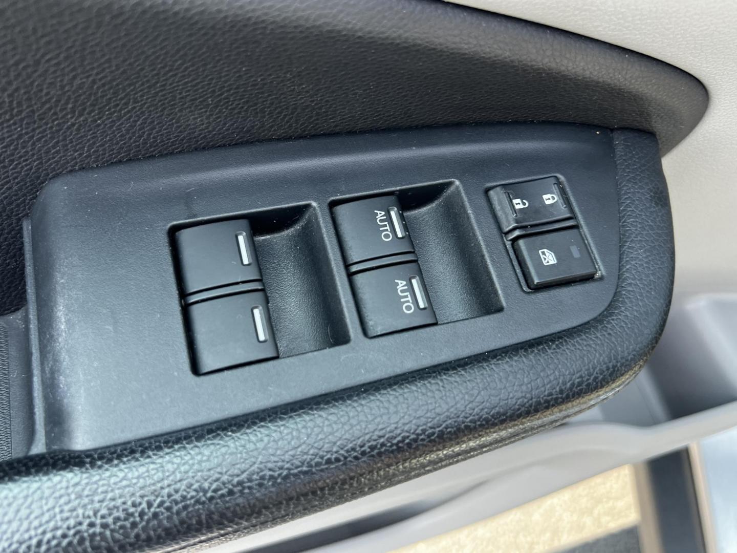 2016 Silver /Gray Honda Pilot EXL 4WD (5FNYF6H55GB) with an 3.5L V6 SOHC 24V engine, 6-Speed Automatic transmission, located at 547 E. Main St., Orwell, OH, 44076, (440) 437-5893, 41.535435, -80.847855 - This One Owner 2016 Honda Pilot EXL AWD is a well-equipped SUV designed for both comfort and versatility. It features a 3.5L EarthDreams V6 engine with a 6-speed automatic transmission, providing smooth power delivery and reliable AWD performance. The interior is luxurious with leather seating and p - Photo#17