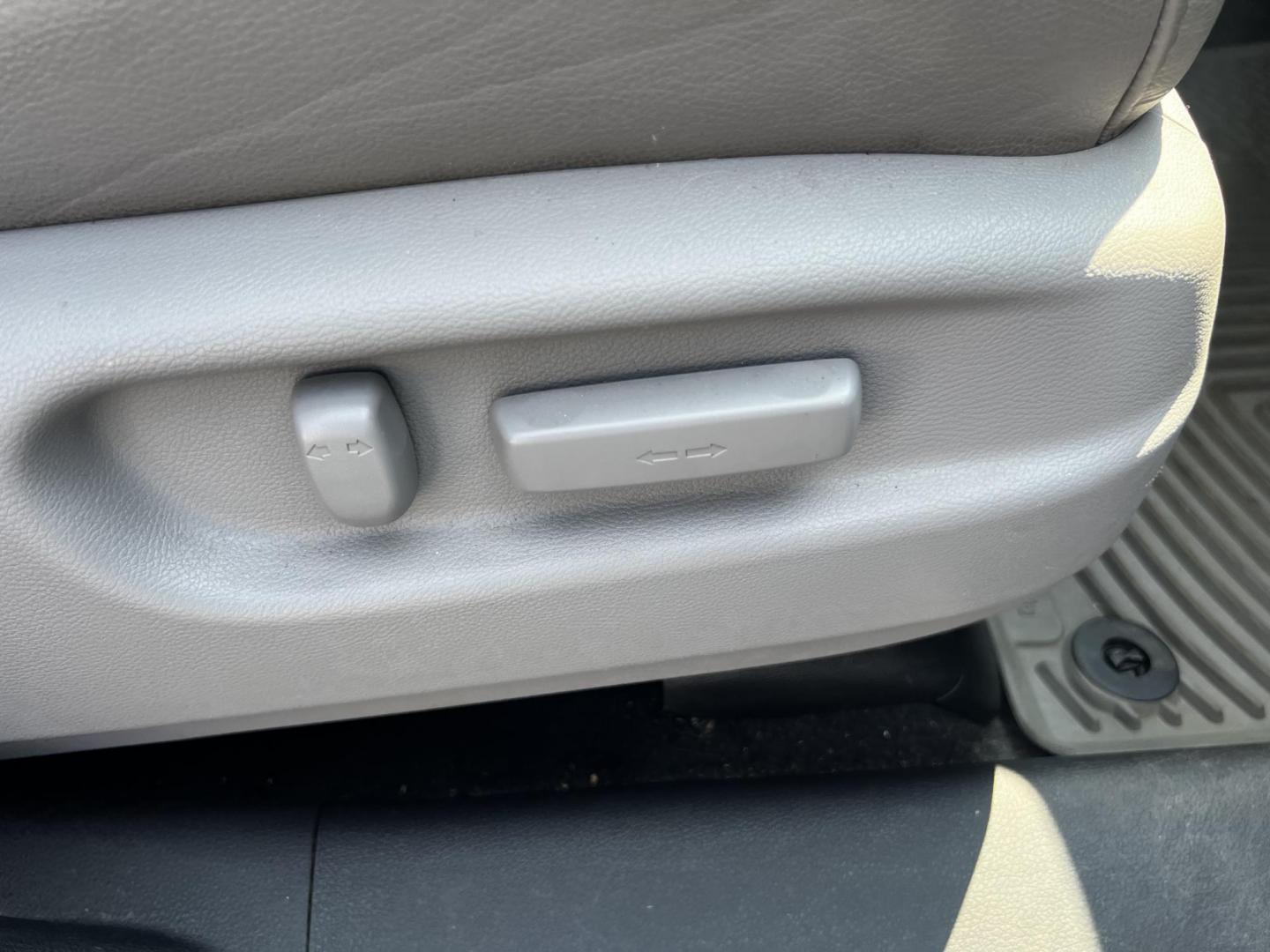 2016 Silver /Gray Honda Pilot EXL 4WD (5FNYF6H55GB) with an 3.5L V6 SOHC 24V engine, 6-Speed Automatic transmission, located at 547 E. Main St., Orwell, OH, 44076, (440) 437-5893, 41.535435, -80.847855 - This One Owner 2016 Honda Pilot EXL AWD is a well-equipped SUV designed for both comfort and versatility. It features a 3.5L EarthDreams V6 engine with a 6-speed automatic transmission, providing smooth power delivery and reliable AWD performance. The interior is luxurious with leather seating and p - Photo#42