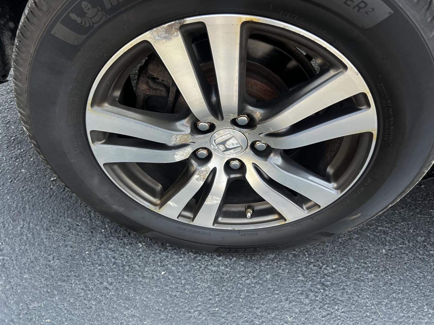 2016 Silver /Gray Honda Pilot EXL 4WD (5FNYF6H55GB) with an 3.5L V6 SOHC 24V engine, 6-Speed Automatic transmission, located at 547 E. Main St., Orwell, OH, 44076, (440) 437-5893, 41.535435, -80.847855 - This One Owner 2016 Honda Pilot EXL AWD is a well-equipped SUV designed for both comfort and versatility. It features a 3.5L EarthDreams V6 engine with a 6-speed automatic transmission, providing smooth power delivery and reliable AWD performance. The interior is luxurious with leather seating and p - Photo#10