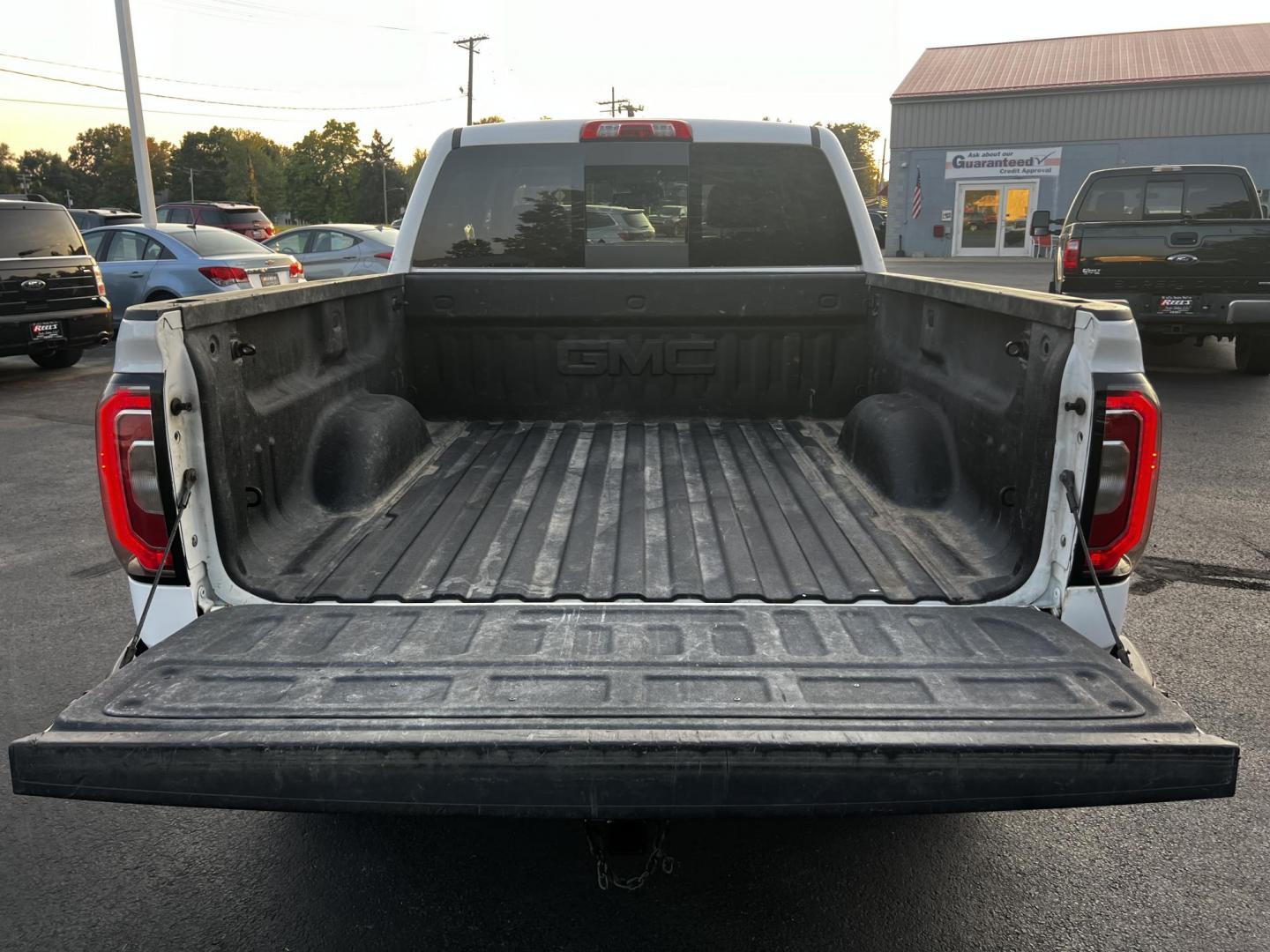 2018 White /Black GMC Sierra 1500 SLT Crew Cab Short Box 4WD (3GTU2NEC3JG) with an 5.3L V8 OHV 16V engine, 8-Speed Automatic transmission, located at 547 E. Main St., Orwell, OH, 44076, (440) 437-5893, 41.535435, -80.847855 - Photo#27