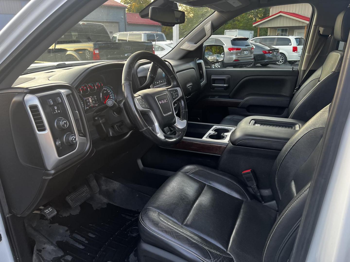 2018 White /Black GMC Sierra 1500 SLT Crew Cab Short Box 4WD (3GTU2NEC3JG) with an 5.3L V8 OHV 16V engine, 8-Speed Automatic transmission, located at 547 E. Main St., Orwell, OH, 44076, (440) 437-5893, 41.535435, -80.847855 - Photo#4