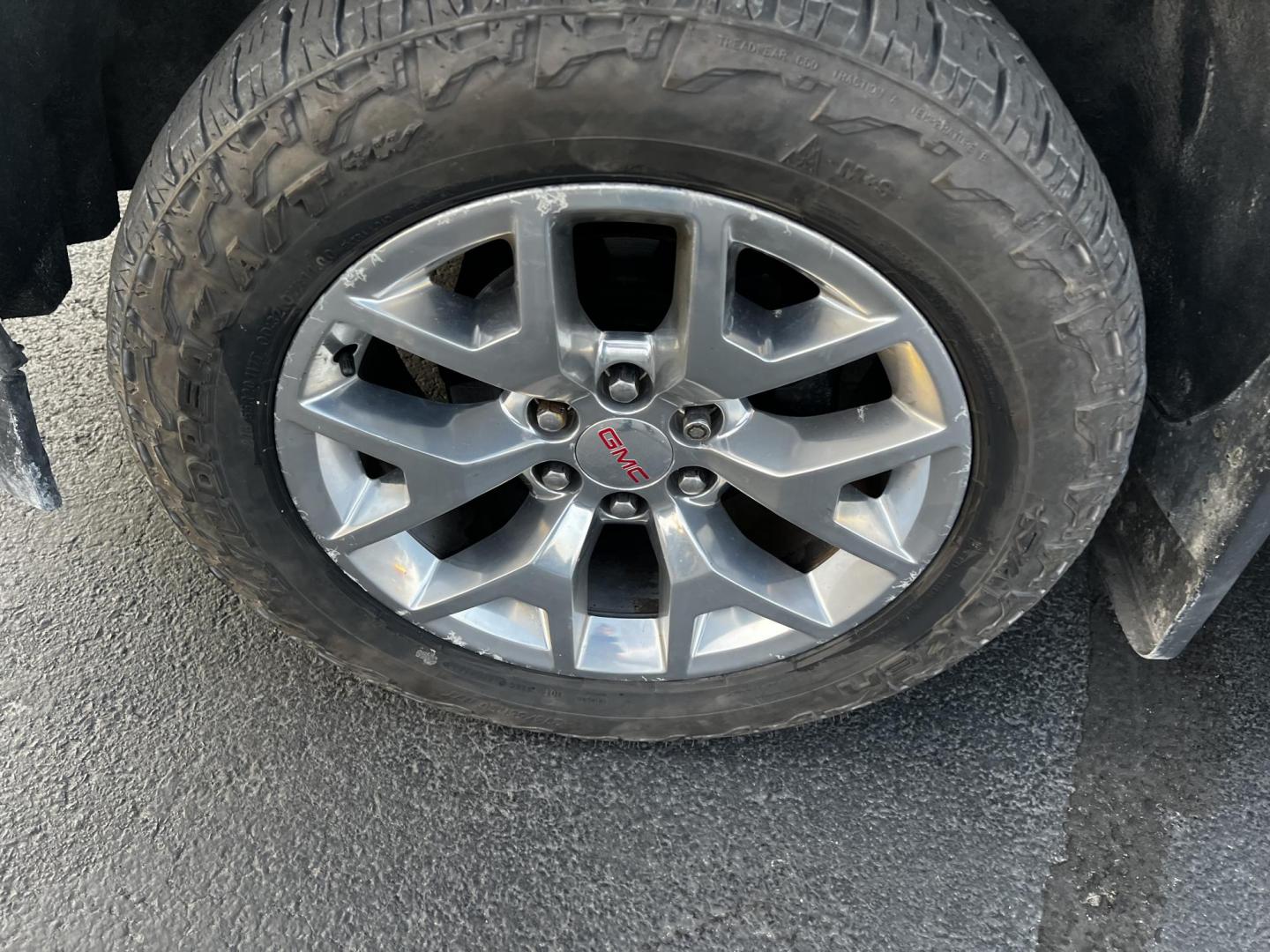2018 White /Black GMC Sierra 1500 SLT Crew Cab Short Box 4WD (3GTU2NEC3JG) with an 5.3L V8 OHV 16V engine, 8-Speed Automatic transmission, located at 547 E. Main St., Orwell, OH, 44076, (440) 437-5893, 41.535435, -80.847855 - Photo#31