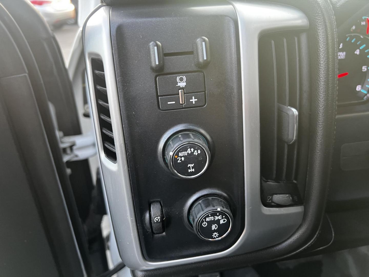2018 White /Black GMC Sierra 1500 SLT Crew Cab Short Box 4WD (3GTU2NEC3JG) with an 5.3L V8 OHV 16V engine, 8-Speed Automatic transmission, located at 547 E. Main St., Orwell, OH, 44076, (440) 437-5893, 41.535435, -80.847855 - Photo#6