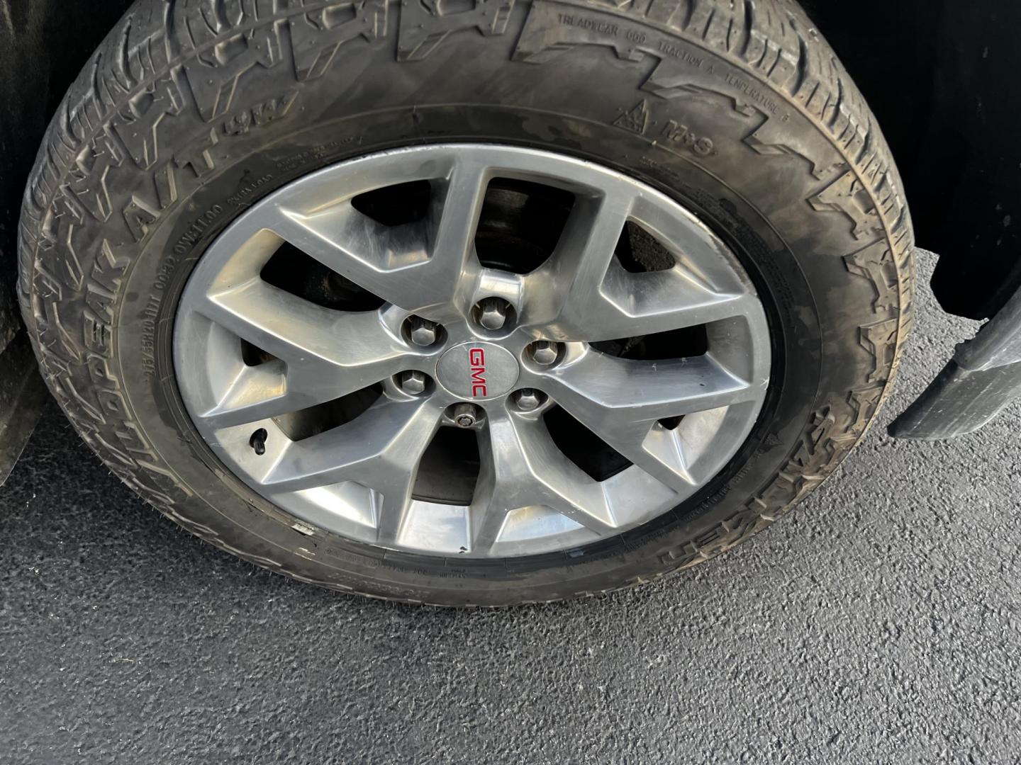 2018 White /Black GMC Sierra 1500 SLT Crew Cab Short Box 4WD (3GTU2NEC3JG) with an 5.3L V8 OHV 16V engine, 8-Speed Automatic transmission, located at 547 E. Main St., Orwell, OH, 44076, (440) 437-5893, 41.535435, -80.847855 - Photo#24