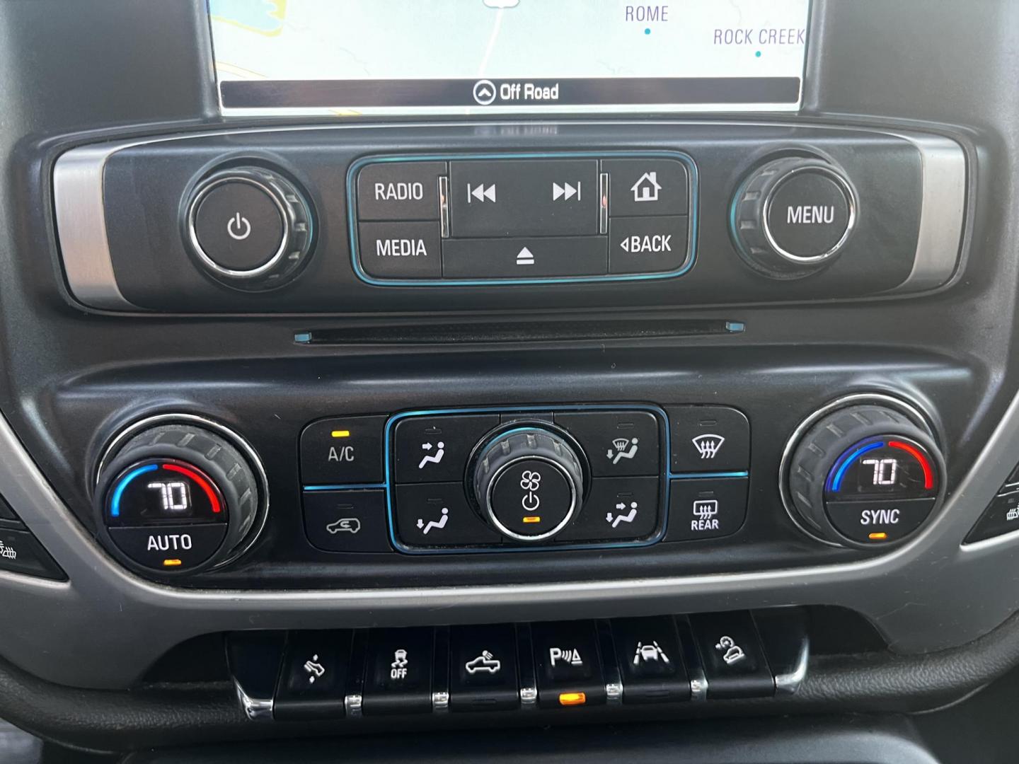 2018 White /Black GMC Sierra 1500 SLT Crew Cab Short Box 4WD (3GTU2NEC3JG) with an 5.3L V8 OHV 16V engine, 8-Speed Automatic transmission, located at 547 E. Main St., Orwell, OH, 44076, (440) 437-5893, 41.535435, -80.847855 - Photo#13