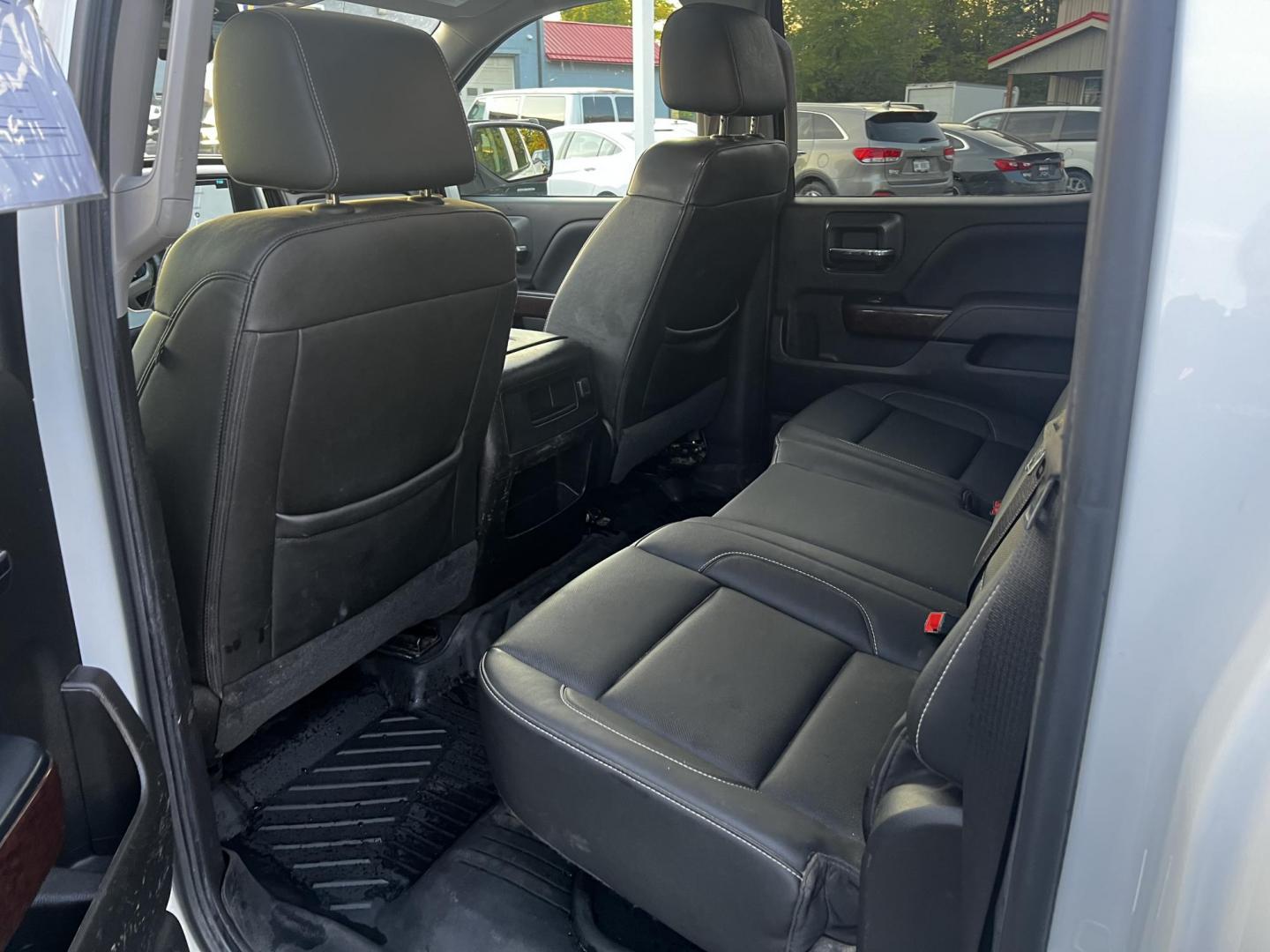 2018 White /Black GMC Sierra 1500 SLT Crew Cab Short Box 4WD (3GTU2NEC3JG) with an 5.3L V8 OHV 16V engine, 8-Speed Automatic transmission, located at 547 E. Main St., Orwell, OH, 44076, (440) 437-5893, 41.535435, -80.847855 - Photo#37