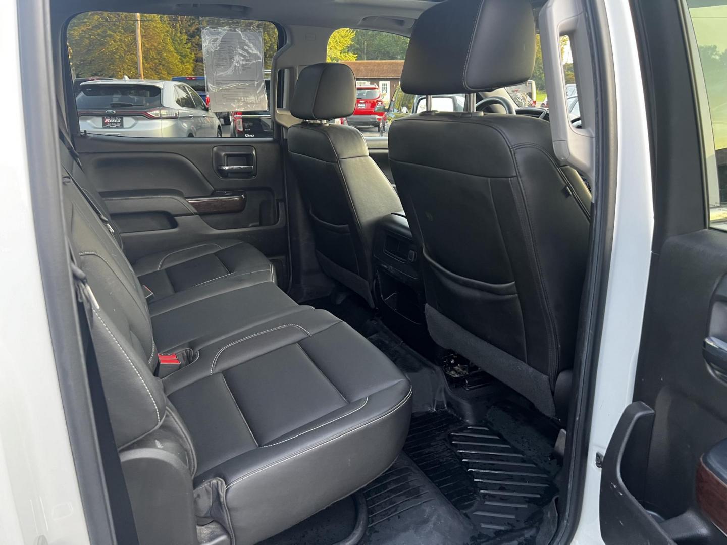2018 White /Black GMC Sierra 1500 SLT Crew Cab Short Box 4WD (3GTU2NEC3JG) with an 5.3L V8 OHV 16V engine, 8-Speed Automatic transmission, located at 547 E. Main St., Orwell, OH, 44076, (440) 437-5893, 41.535435, -80.847855 - Photo#40