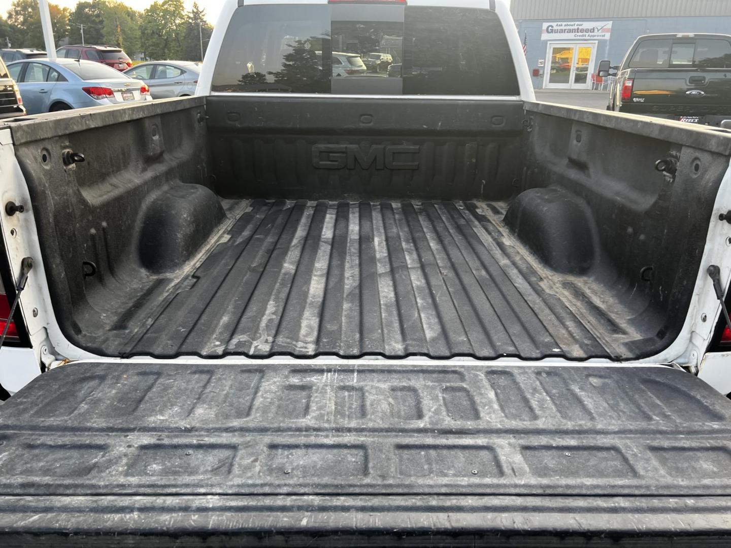 2018 White /Black GMC Sierra 1500 SLT Crew Cab Short Box 4WD (3GTU2NEC3JG) with an 5.3L V8 OHV 16V engine, 8-Speed Automatic transmission, located at 547 E. Main St., Orwell, OH, 44076, (440) 437-5893, 41.535435, -80.847855 - Photo#41